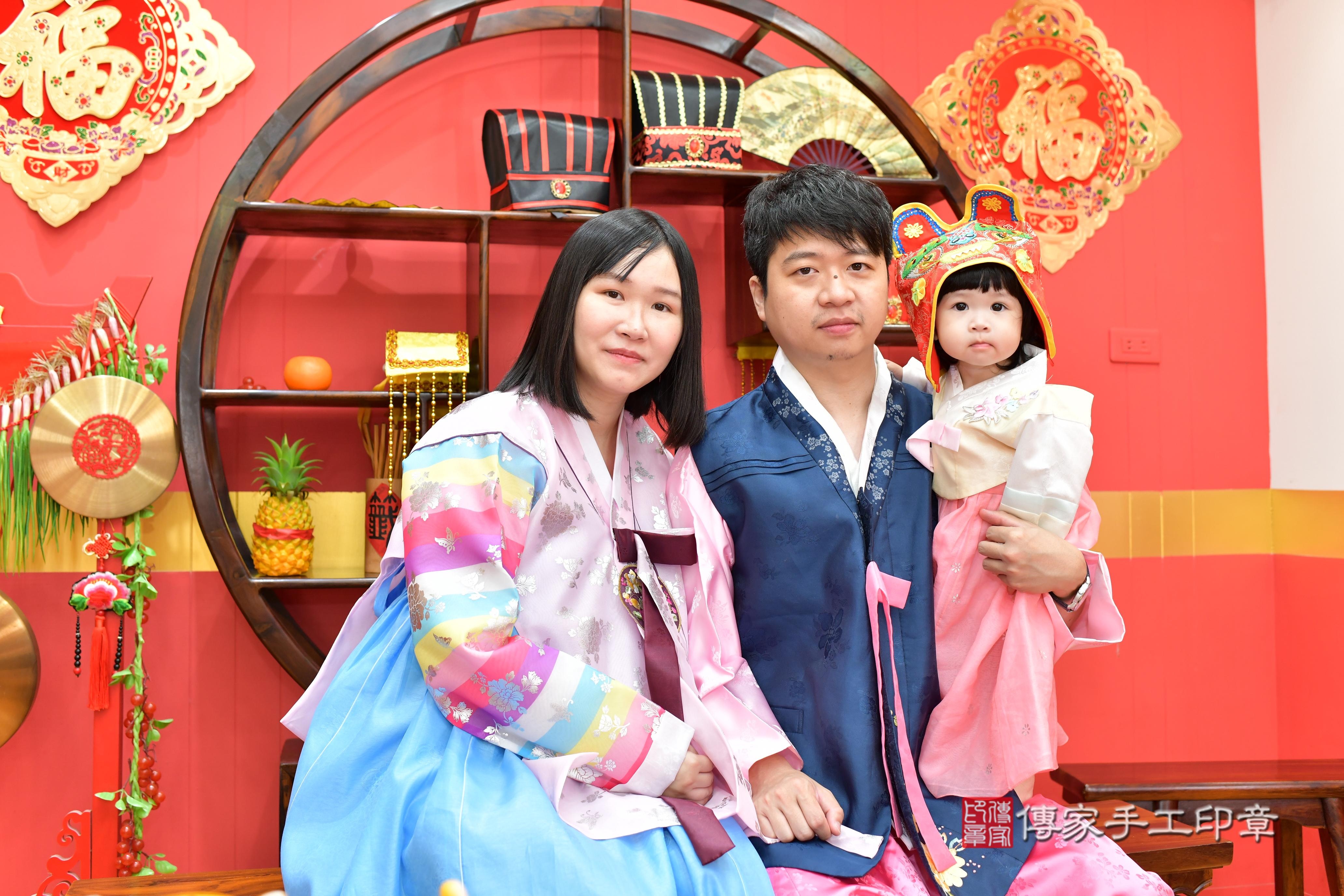 傳家手工印章桃園店、抓周、度脺、美式風會場、傳家嬰兒古禮、吉祥話、抓周道具物品24種、拍照。抓周證書。寶寶抓周、滿周歲、生日快樂、祝福