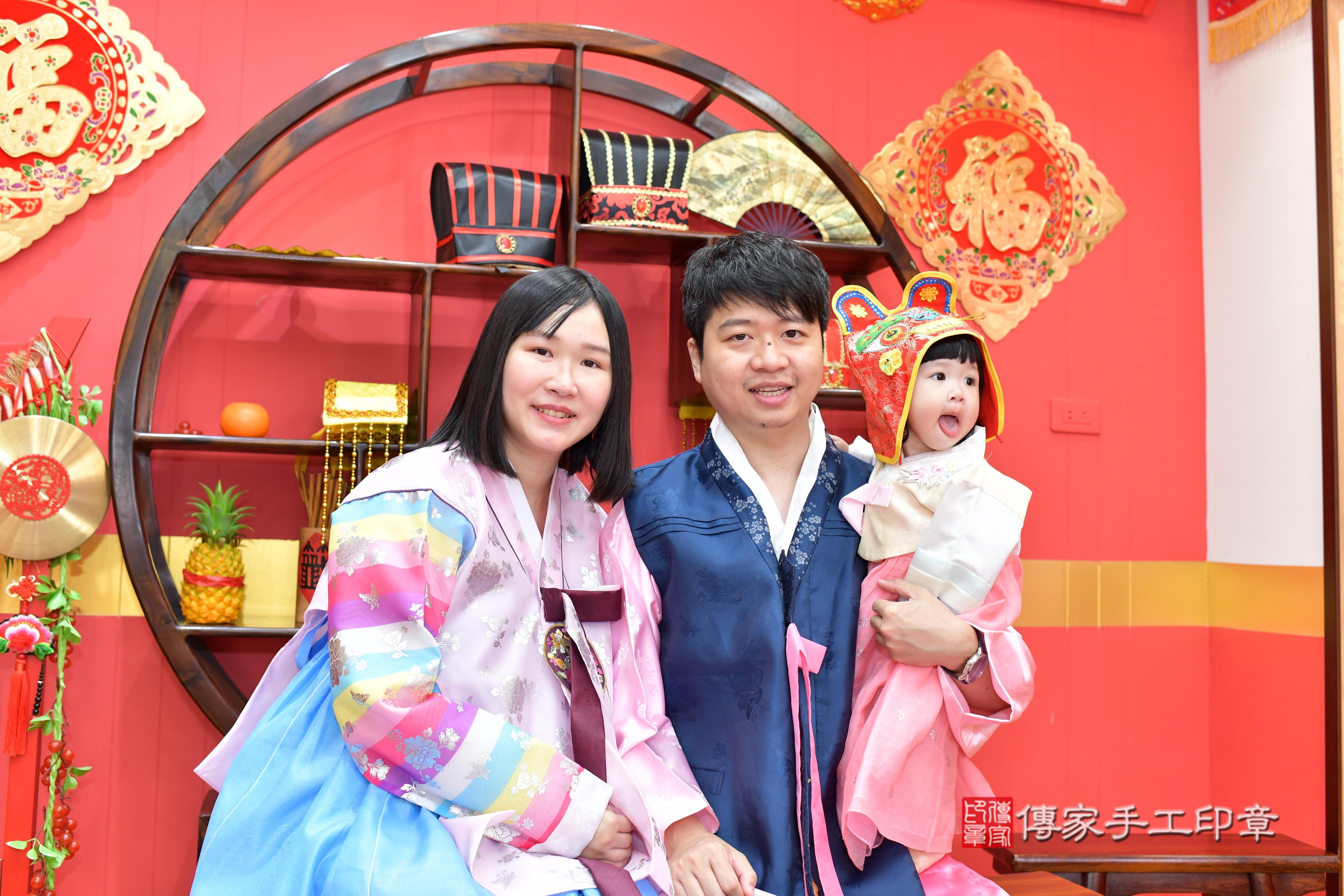 傳家手工印章桃園店、抓周、度脺、美式風會場、傳家嬰兒古禮、吉祥話、抓周道具物品24種、拍照。抓周證書。寶寶抓周、滿周歲、生日快樂、祝福