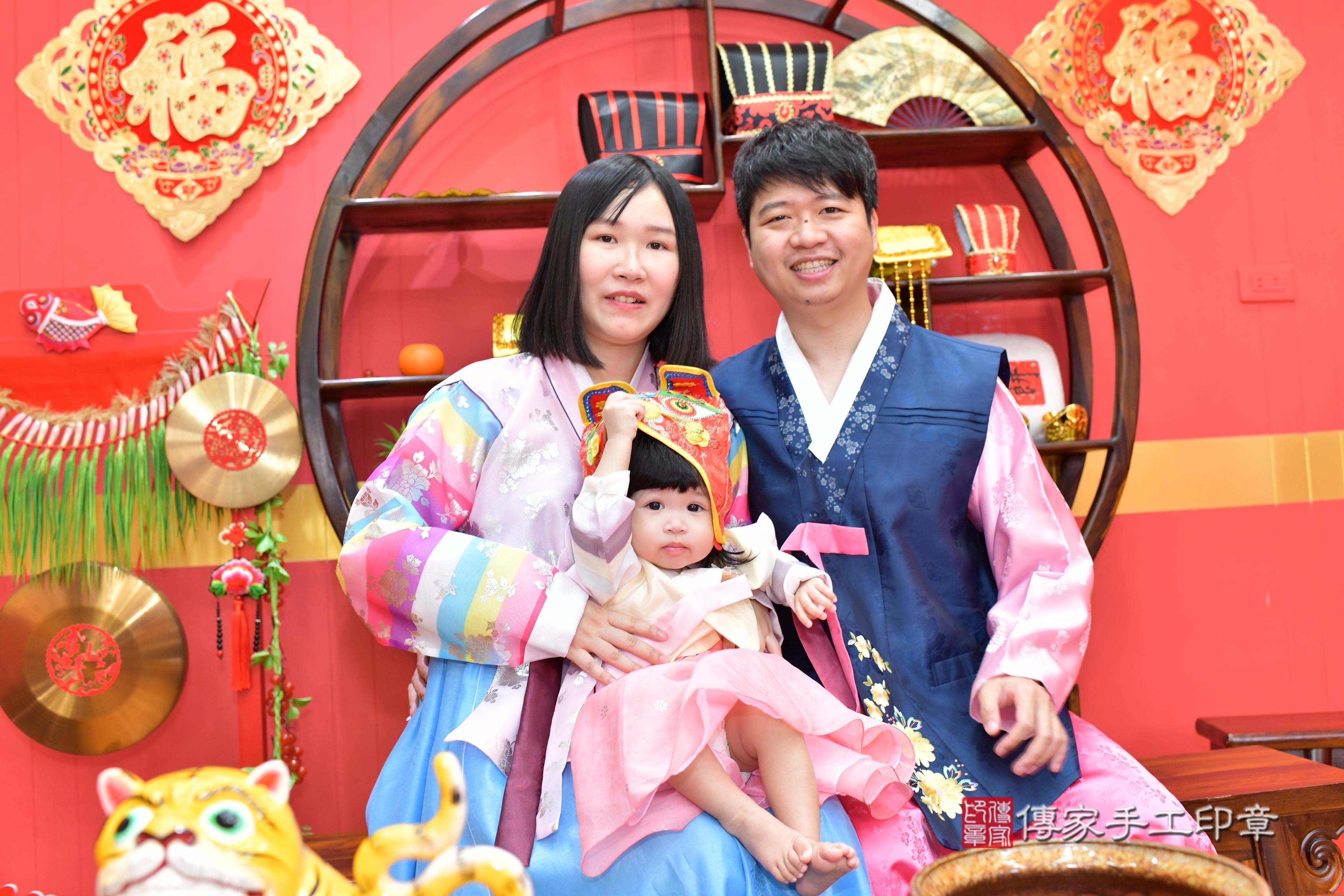 傳家手工印章桃園店、抓周、度脺、美式風會場、傳家嬰兒古禮、吉祥話、抓周道具物品24種、拍照。抓周證書。寶寶抓周、滿周歲、生日快樂、祝福