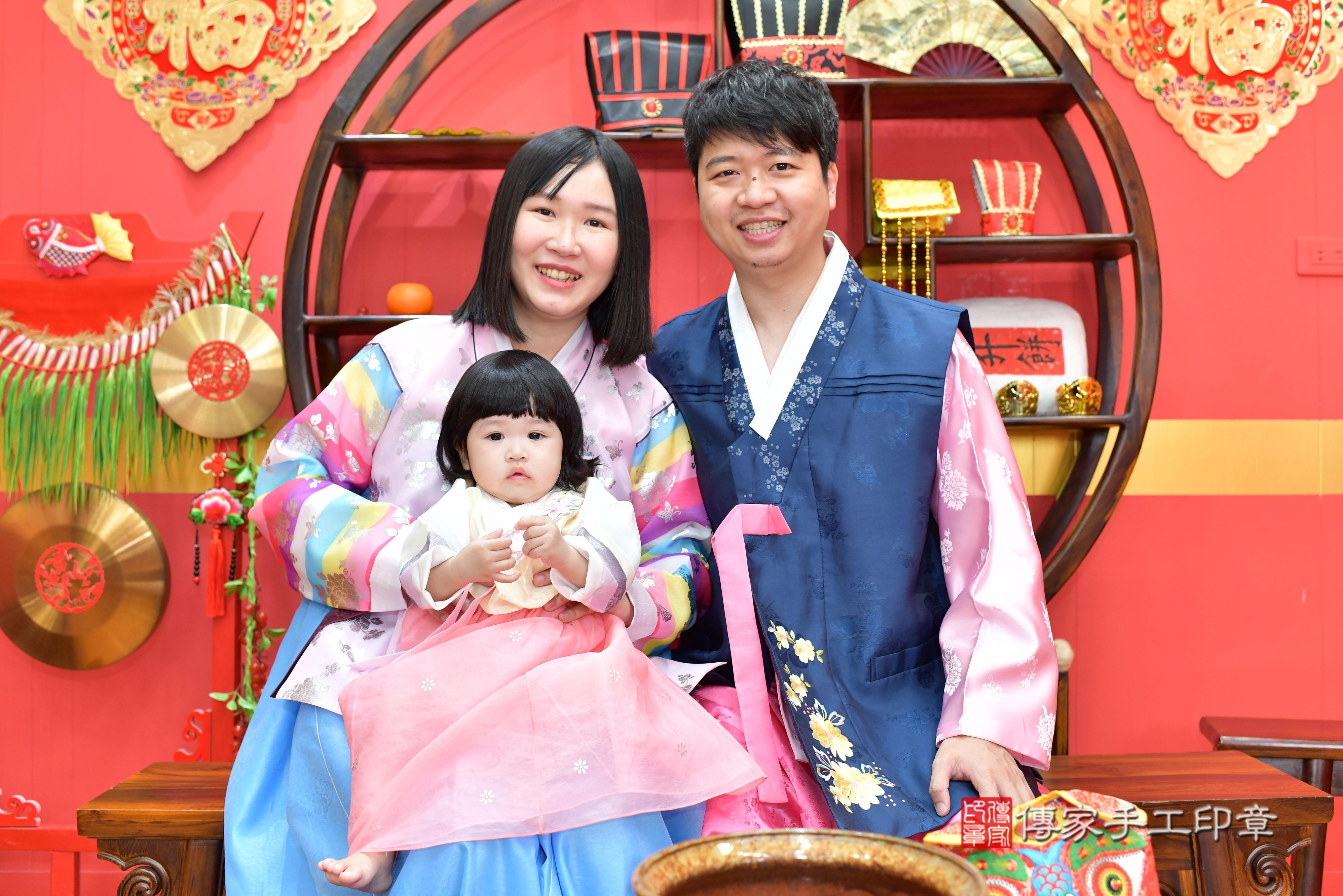 傳家手工印章桃園店、抓周、度脺、美式風會場、傳家嬰兒古禮、吉祥話、抓周道具物品24種、拍照。抓周證書。寶寶抓周、滿周歲、生日快樂、祝福