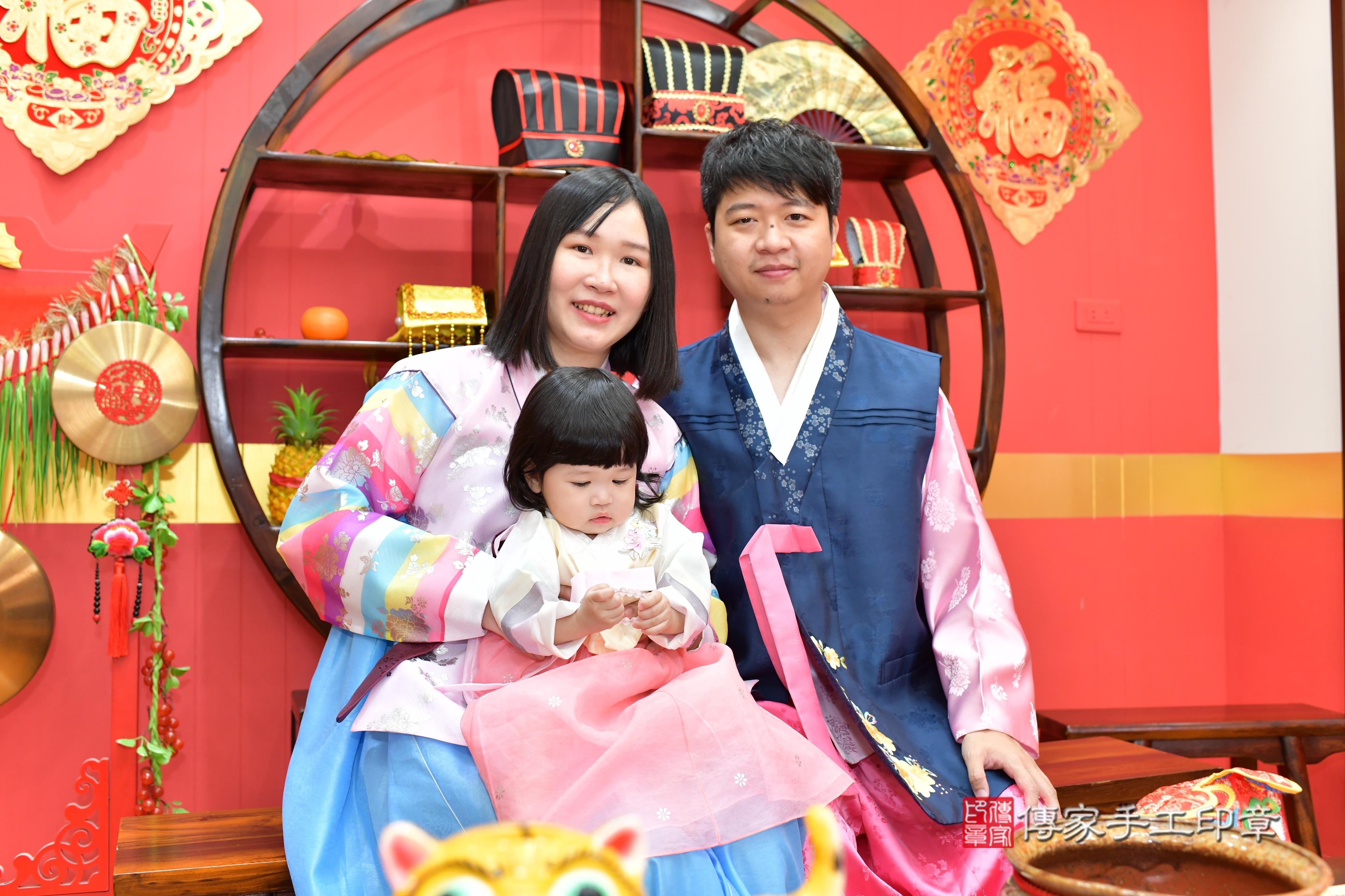 傳家手工印章桃園店、抓周、度脺、美式風會場、傳家嬰兒古禮、吉祥話、抓周道具物品24種、拍照。抓周證書。寶寶抓周、滿周歲、生日快樂、祝福