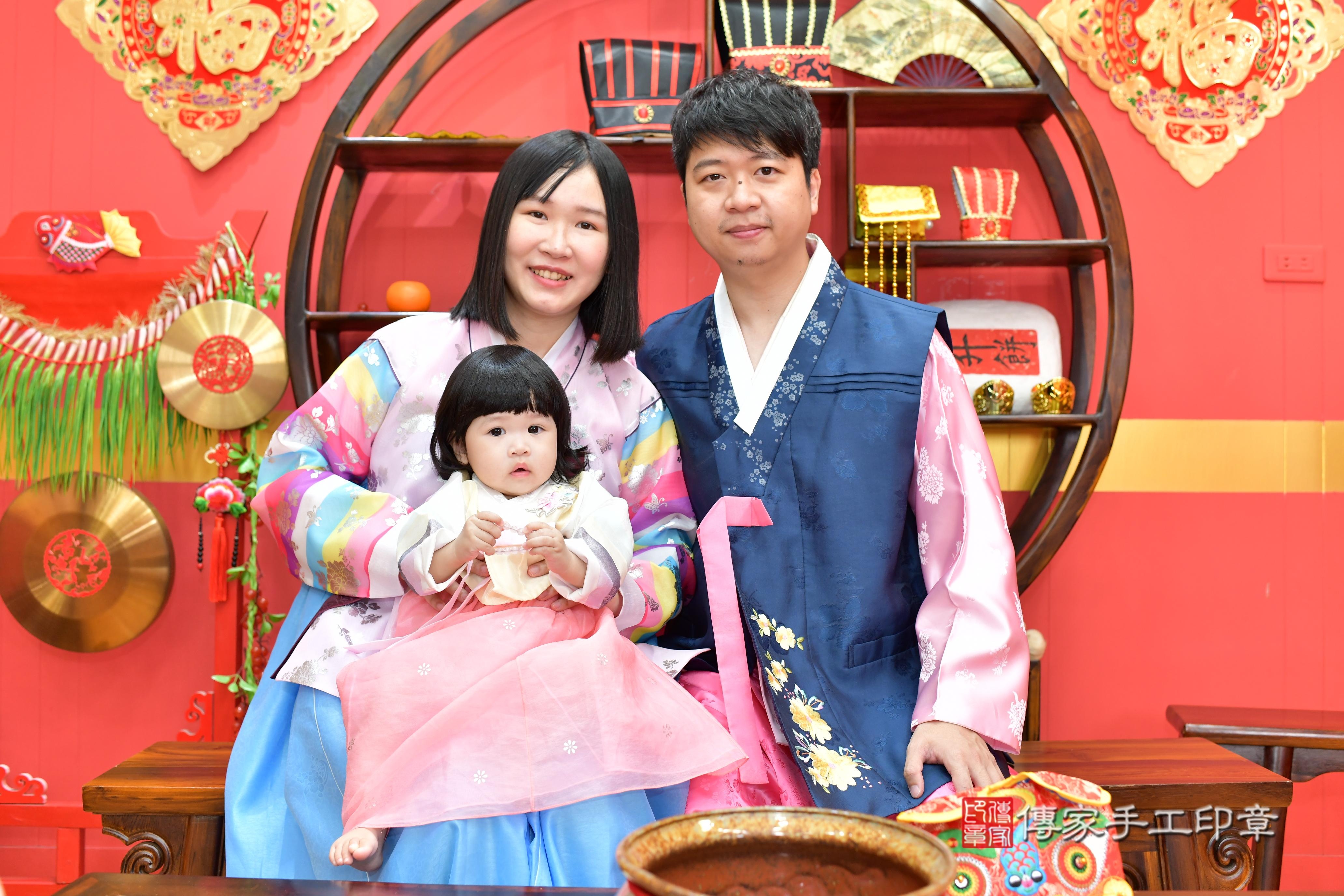 傳家手工印章桃園店、抓周、度脺、美式風會場、傳家嬰兒古禮、吉祥話、抓周道具物品24種、拍照。抓周證書。寶寶抓周、滿周歲、生日快樂、祝福