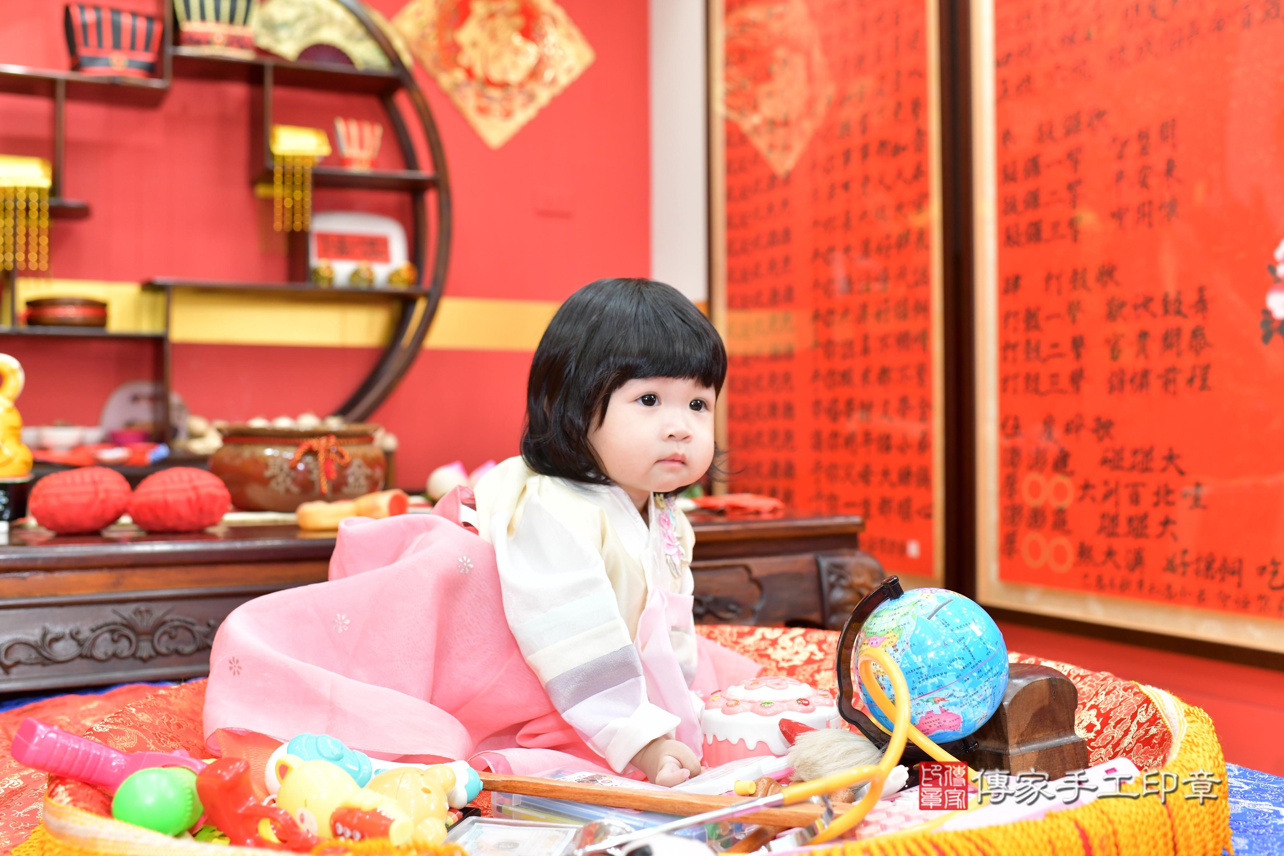傳家手工印章桃園店、抓周、度脺、美式風會場、傳家嬰兒古禮、吉祥話、抓周道具物品24種、拍照。抓周證書。寶寶抓周、滿周歲、生日快樂、祝福