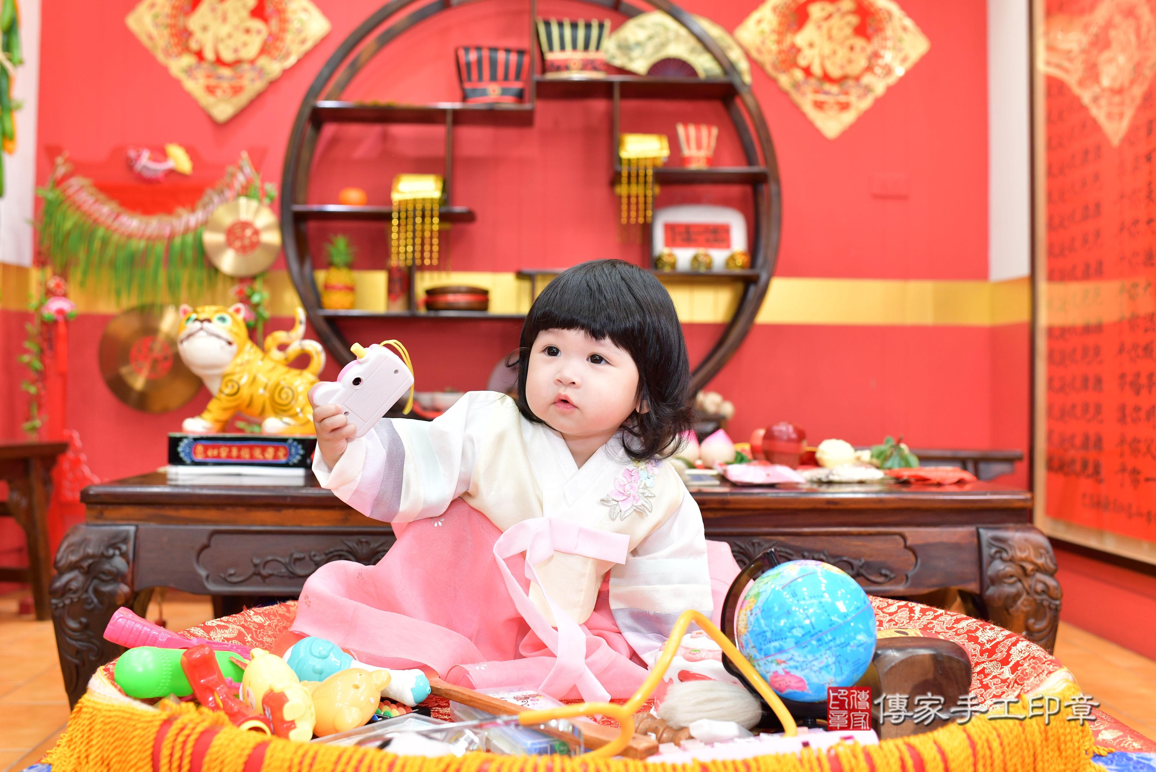 傳家手工印章桃園店、抓周、度脺、美式風會場、傳家嬰兒古禮、吉祥話、抓周道具物品24種、拍照。抓周證書。寶寶抓周、滿周歲、生日快樂、祝福