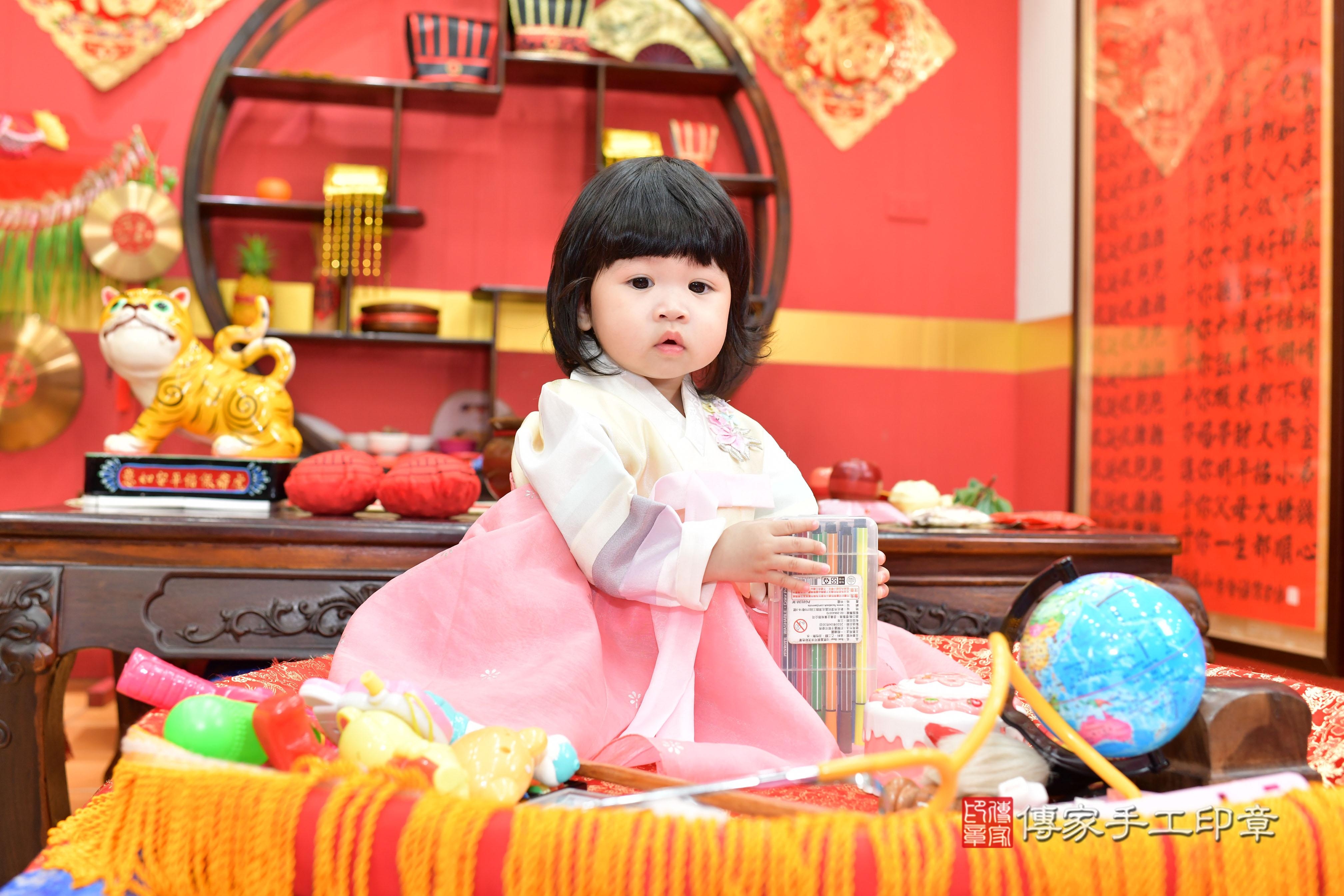 傳家手工印章桃園店、抓周、度脺、美式風會場、傳家嬰兒古禮、吉祥話、抓周道具物品24種、拍照。抓周證書。寶寶抓周、滿周歲、生日快樂、祝福