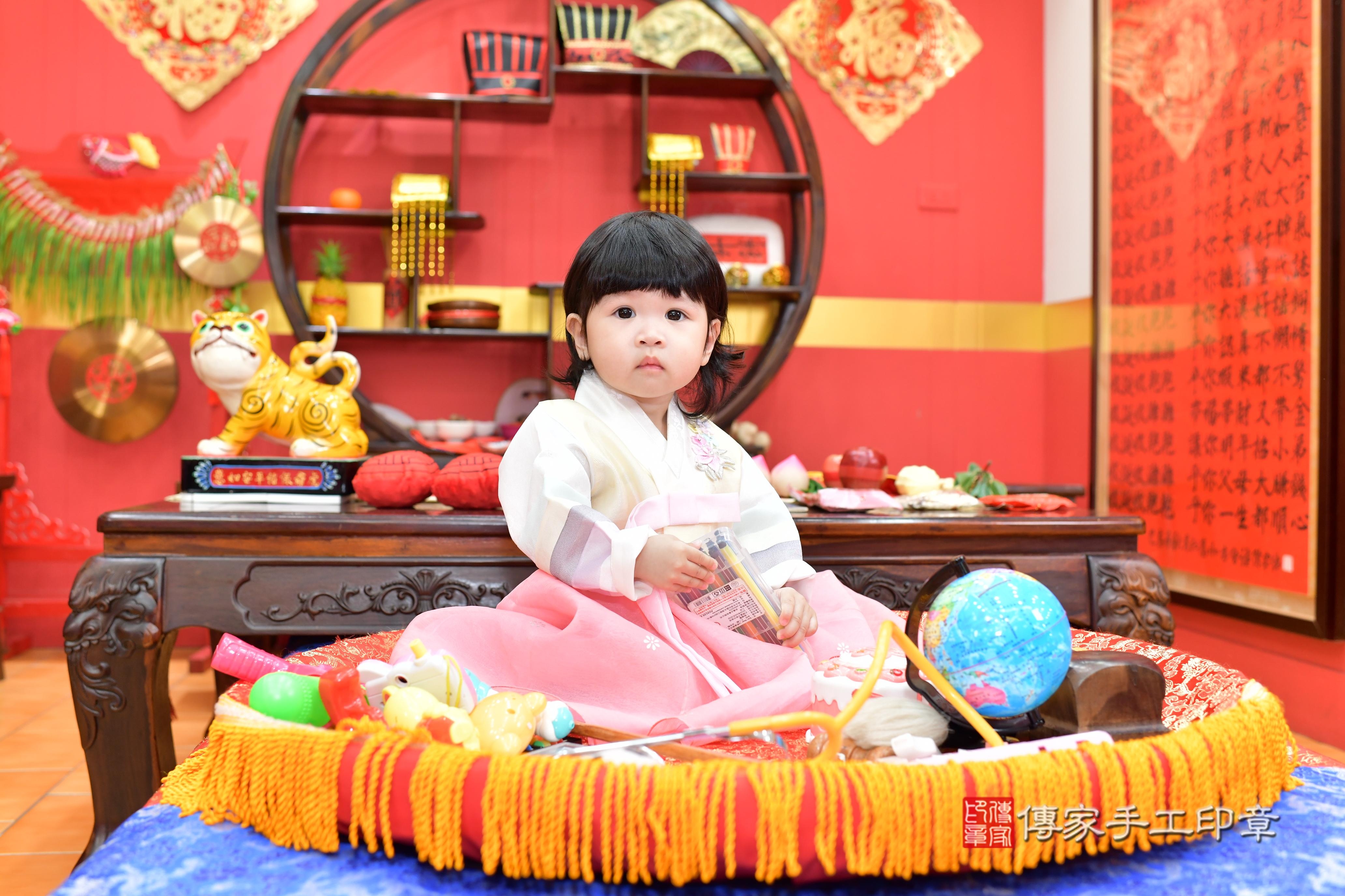 傳家手工印章桃園店、抓周、度脺、美式風會場、傳家嬰兒古禮、吉祥話、抓周道具物品24種、拍照。抓周證書。寶寶抓周、滿周歲、生日快樂、祝福