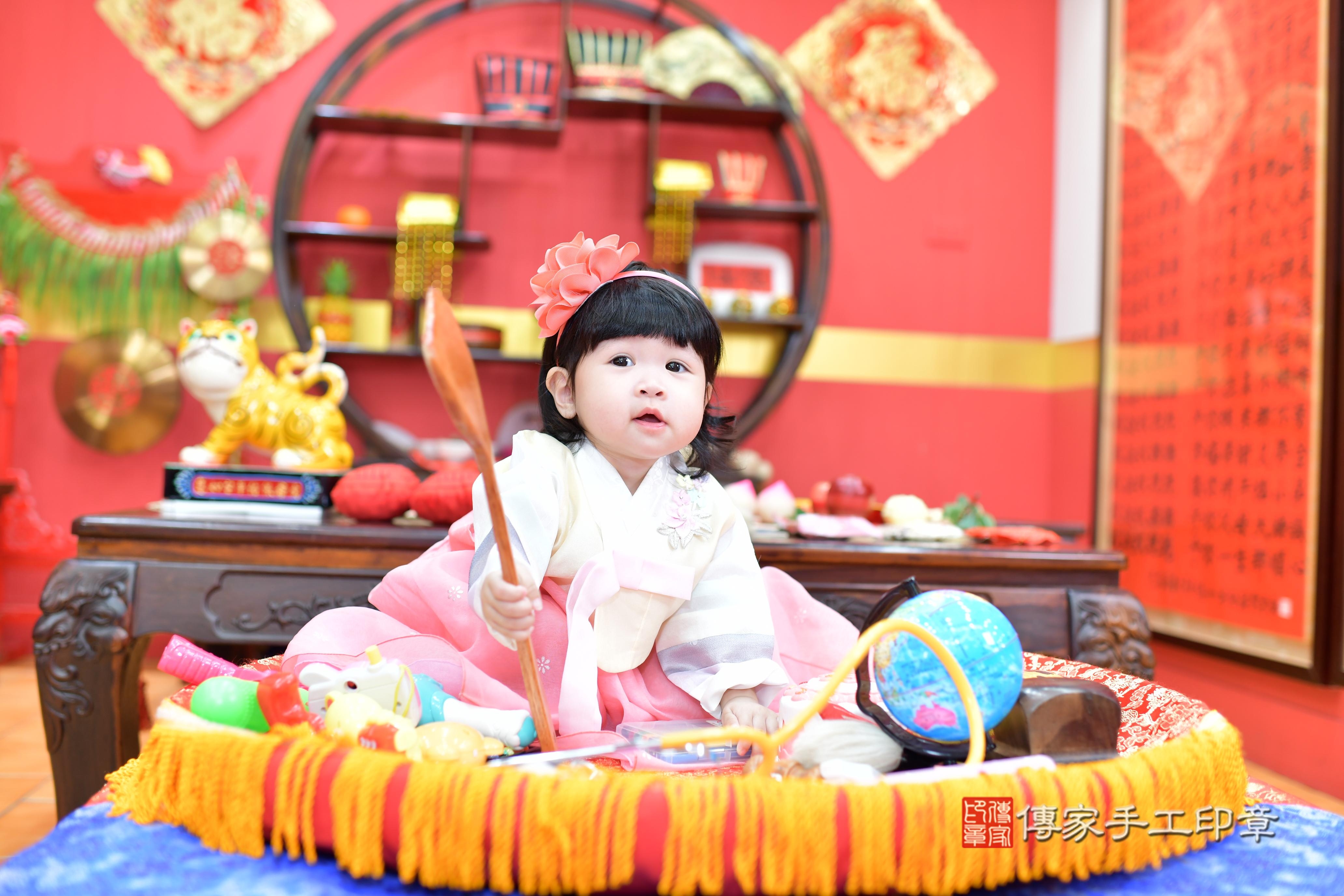 傳家手工印章桃園店、抓周、度脺、美式風會場、傳家嬰兒古禮、吉祥話、抓周道具物品24種、拍照。抓周證書。寶寶抓周、滿周歲、生日快樂、祝福