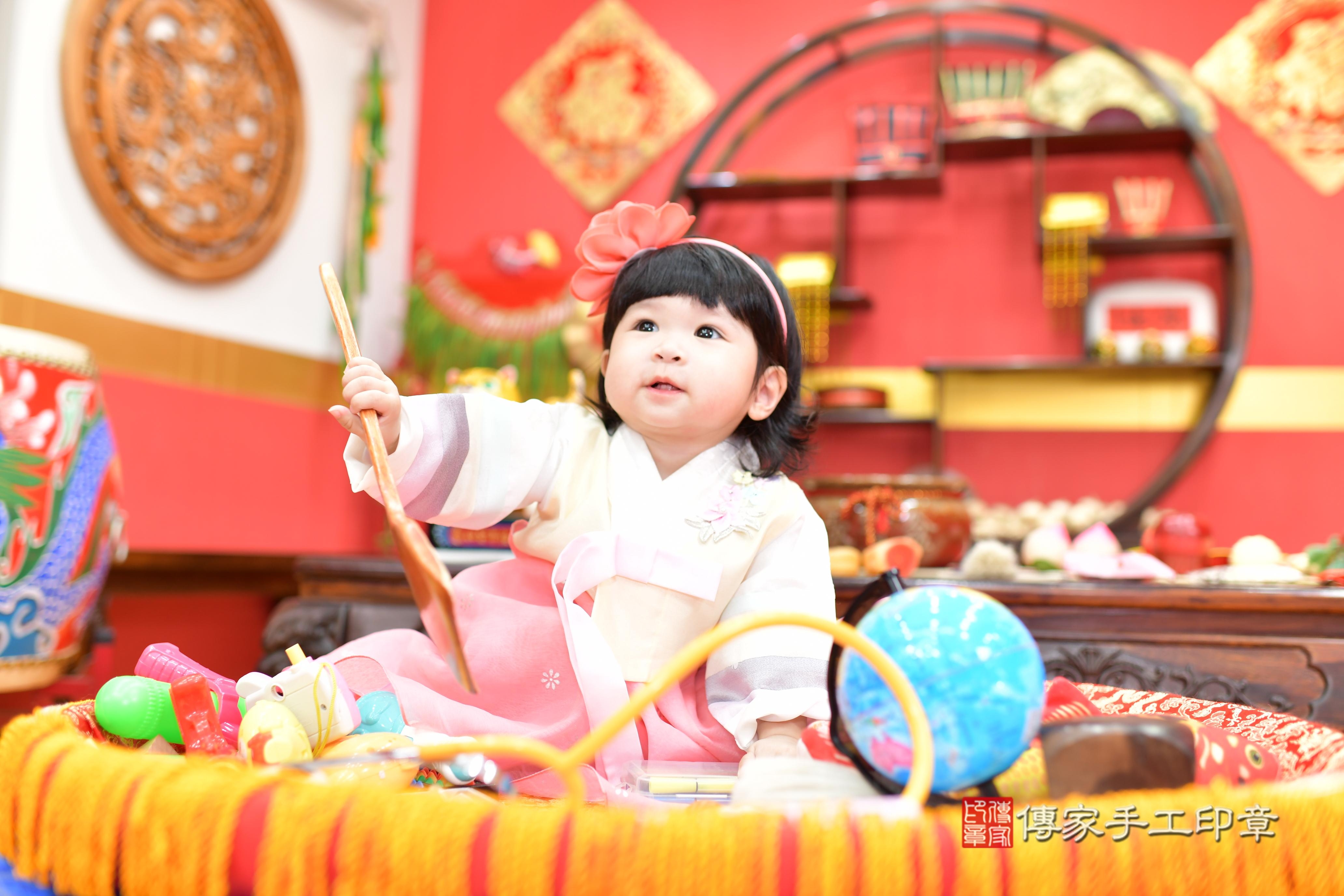 傳家手工印章桃園店、抓周、度脺、美式風會場、傳家嬰兒古禮、吉祥話、抓周道具物品24種、拍照。抓周證書。寶寶抓周、滿周歲、生日快樂、祝福