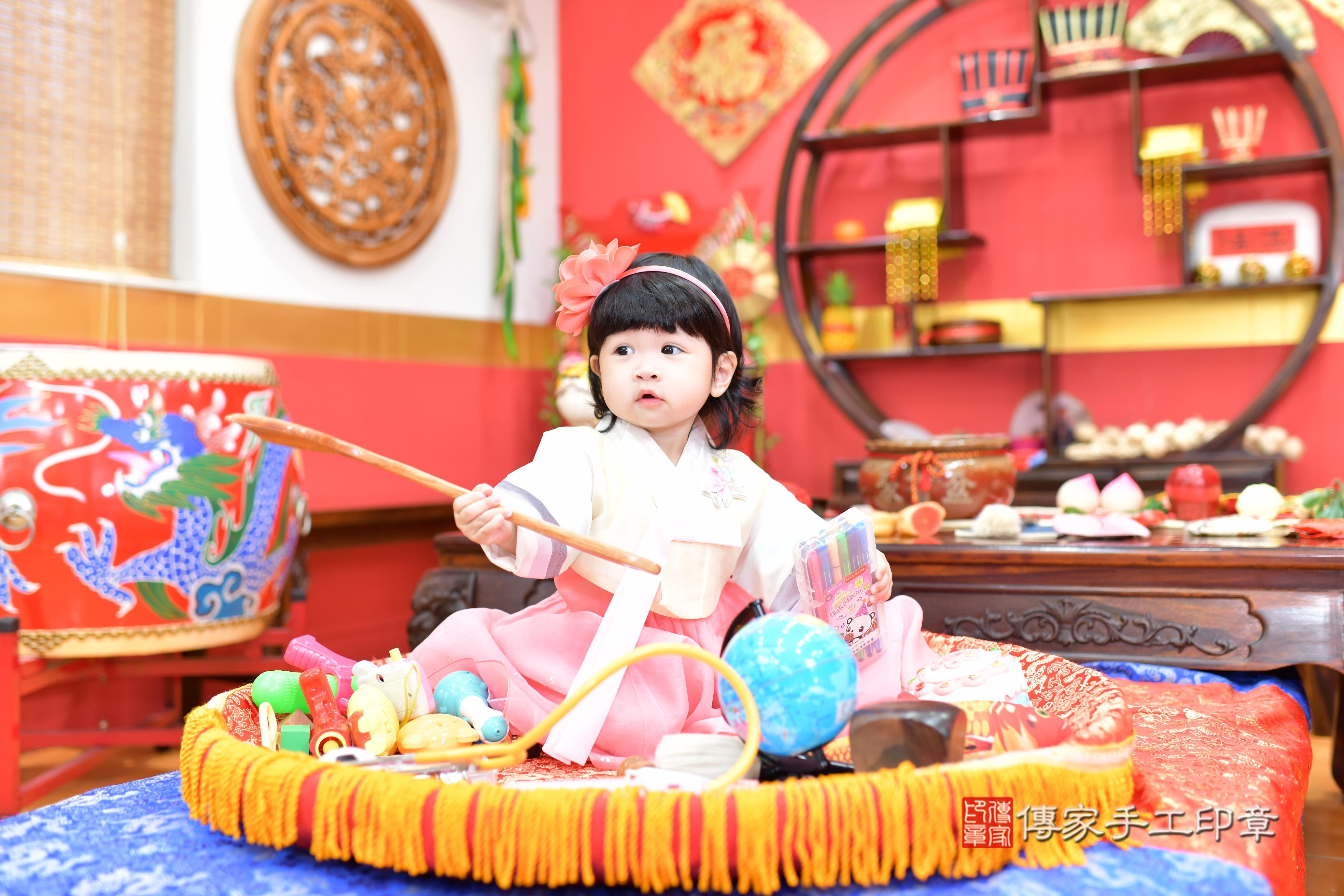 傳家手工印章桃園店、抓周、度脺、美式風會場、傳家嬰兒古禮、吉祥話、抓周道具物品24種、拍照。抓周證書。寶寶抓周、滿周歲、生日快樂、祝福