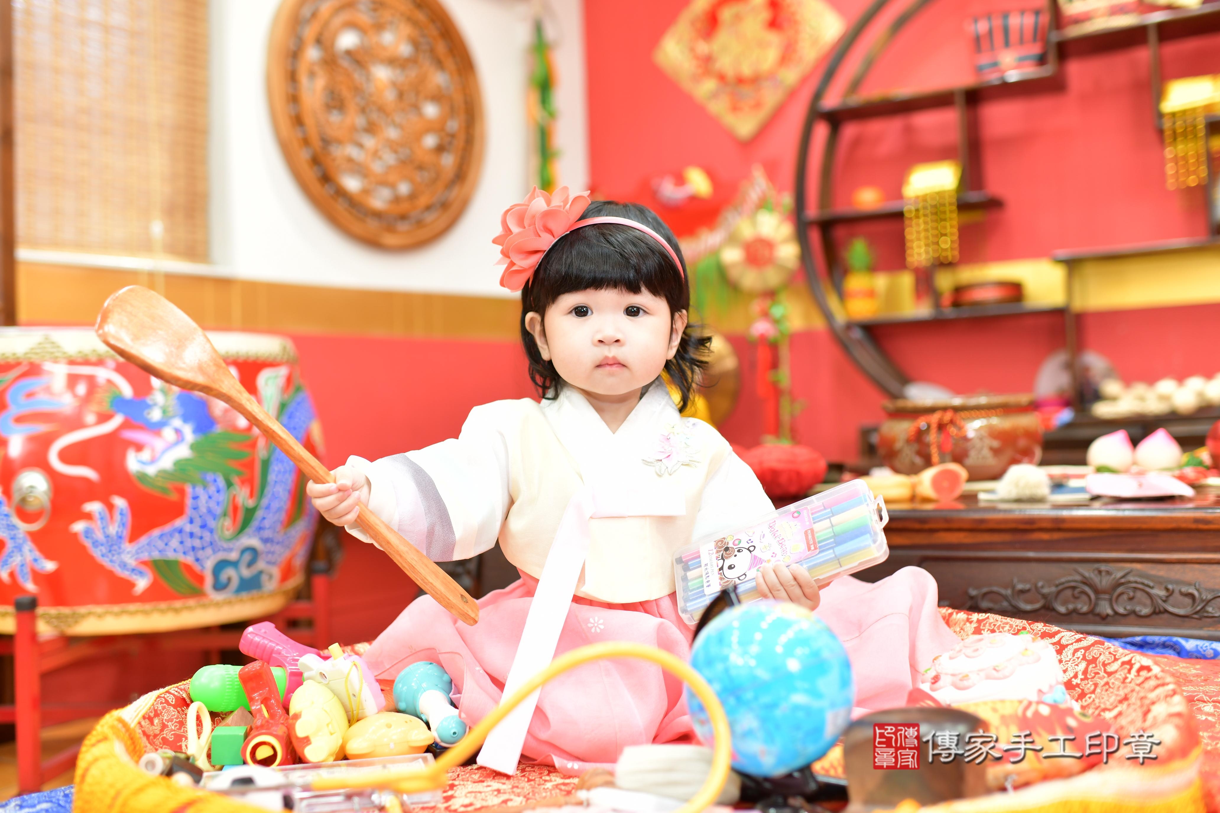 傳家手工印章桃園店、抓周、度脺、美式風會場、傳家嬰兒古禮、吉祥話、抓周道具物品24種、拍照。抓周證書。寶寶抓周、滿周歲、生日快樂、祝福