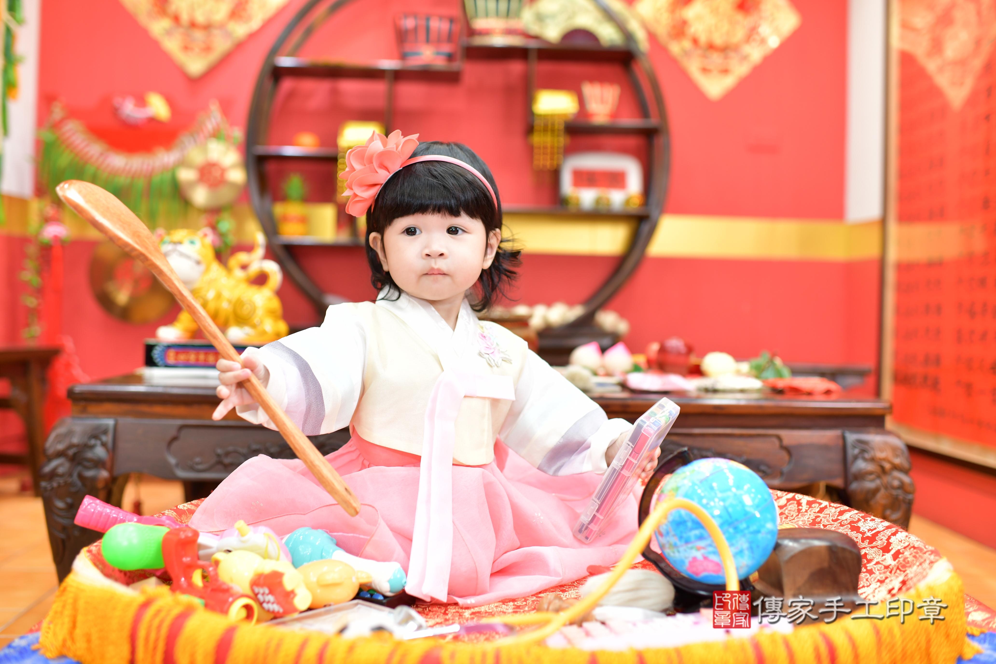 傳家手工印章桃園店、抓周、度脺、美式風會場、傳家嬰兒古禮、吉祥話、抓周道具物品24種、拍照。抓周證書。寶寶抓周、滿周歲、生日快樂、祝福