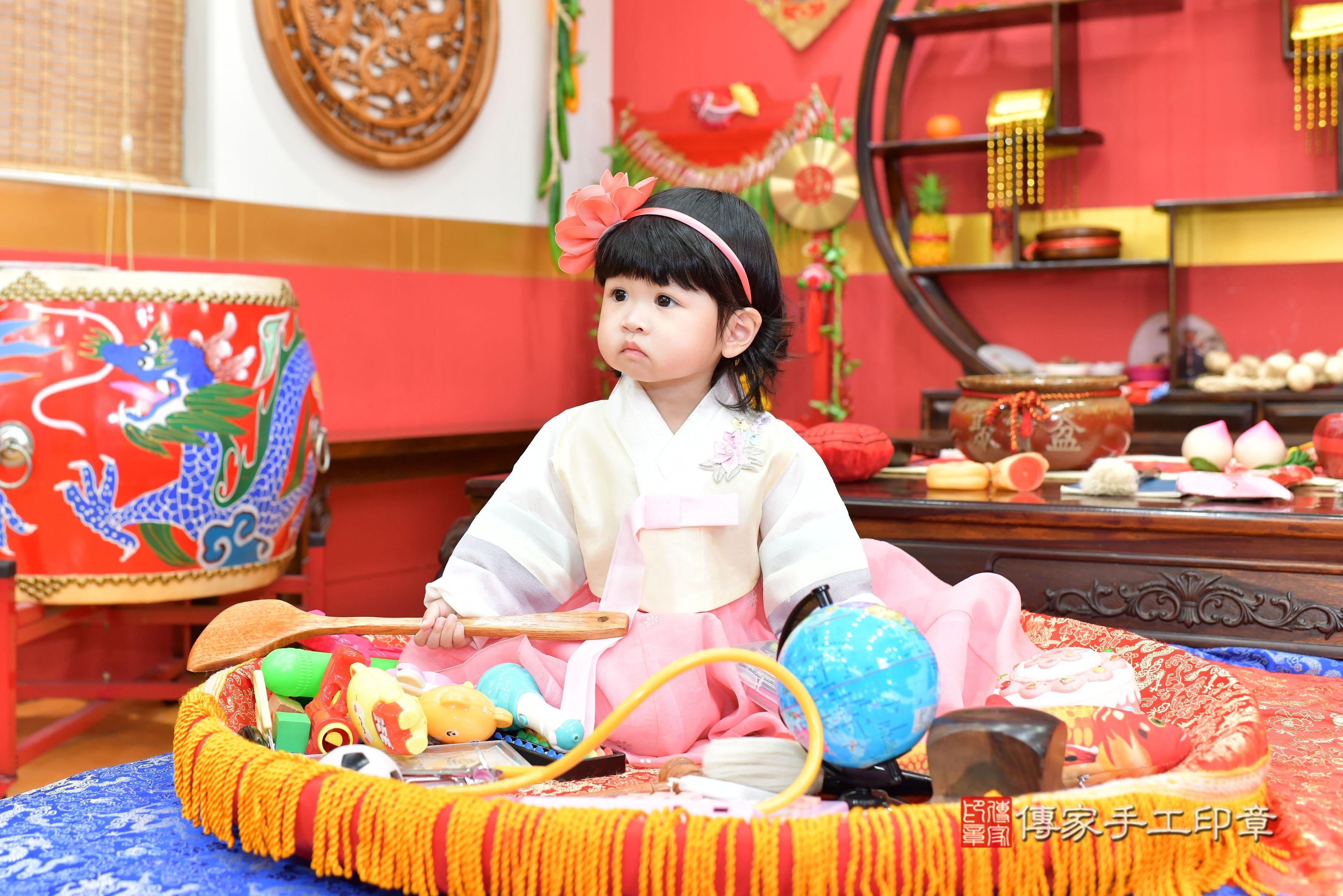 傳家手工印章桃園店、抓周、度脺、美式風會場、傳家嬰兒古禮、吉祥話、抓周道具物品24種、拍照。抓周證書。寶寶抓周、滿周歲、生日快樂、祝福