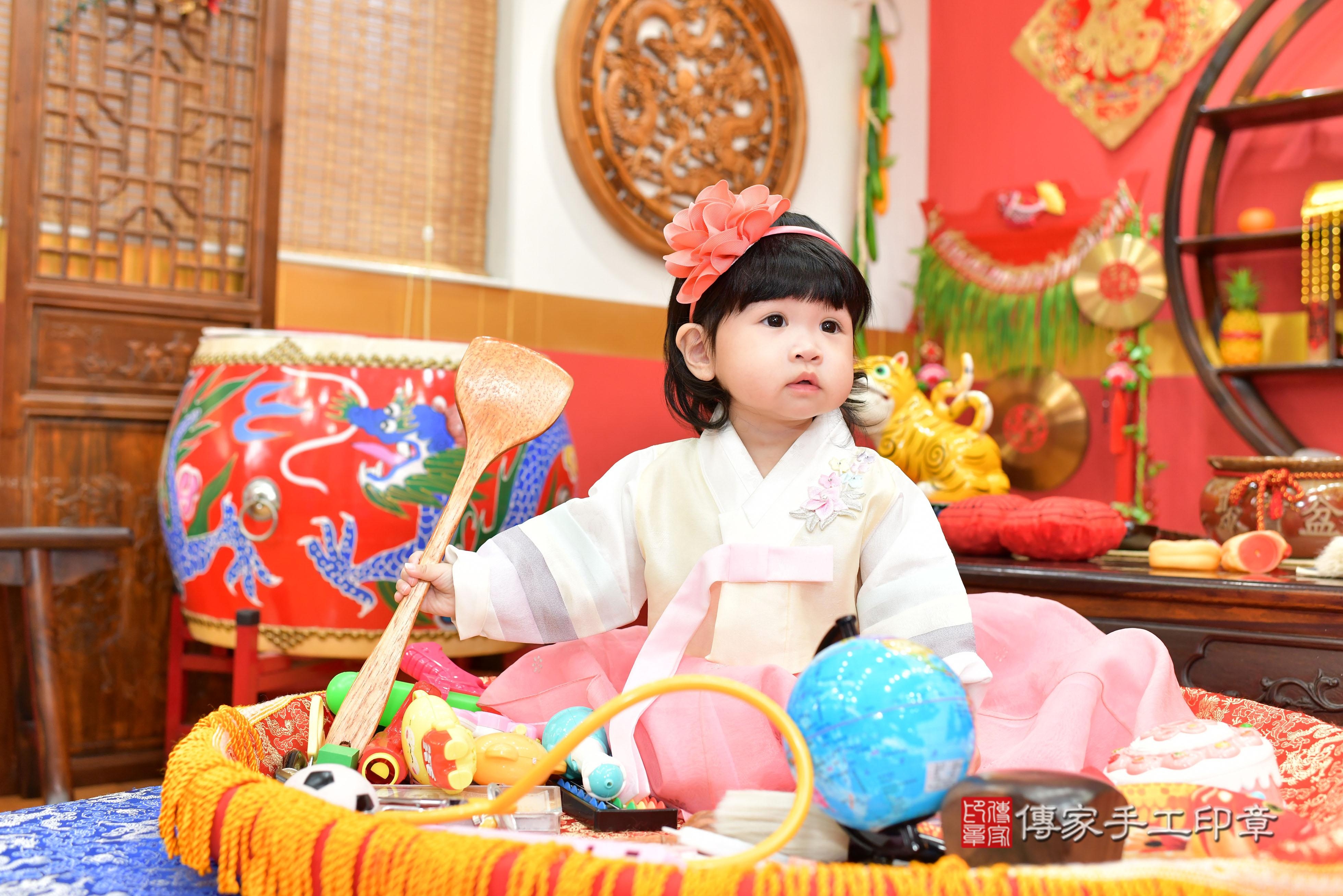 傳家手工印章桃園店、抓周、度脺、美式風會場、傳家嬰兒古禮、吉祥話、抓周道具物品24種、拍照。抓周證書。寶寶抓周、滿周歲、生日快樂、祝福