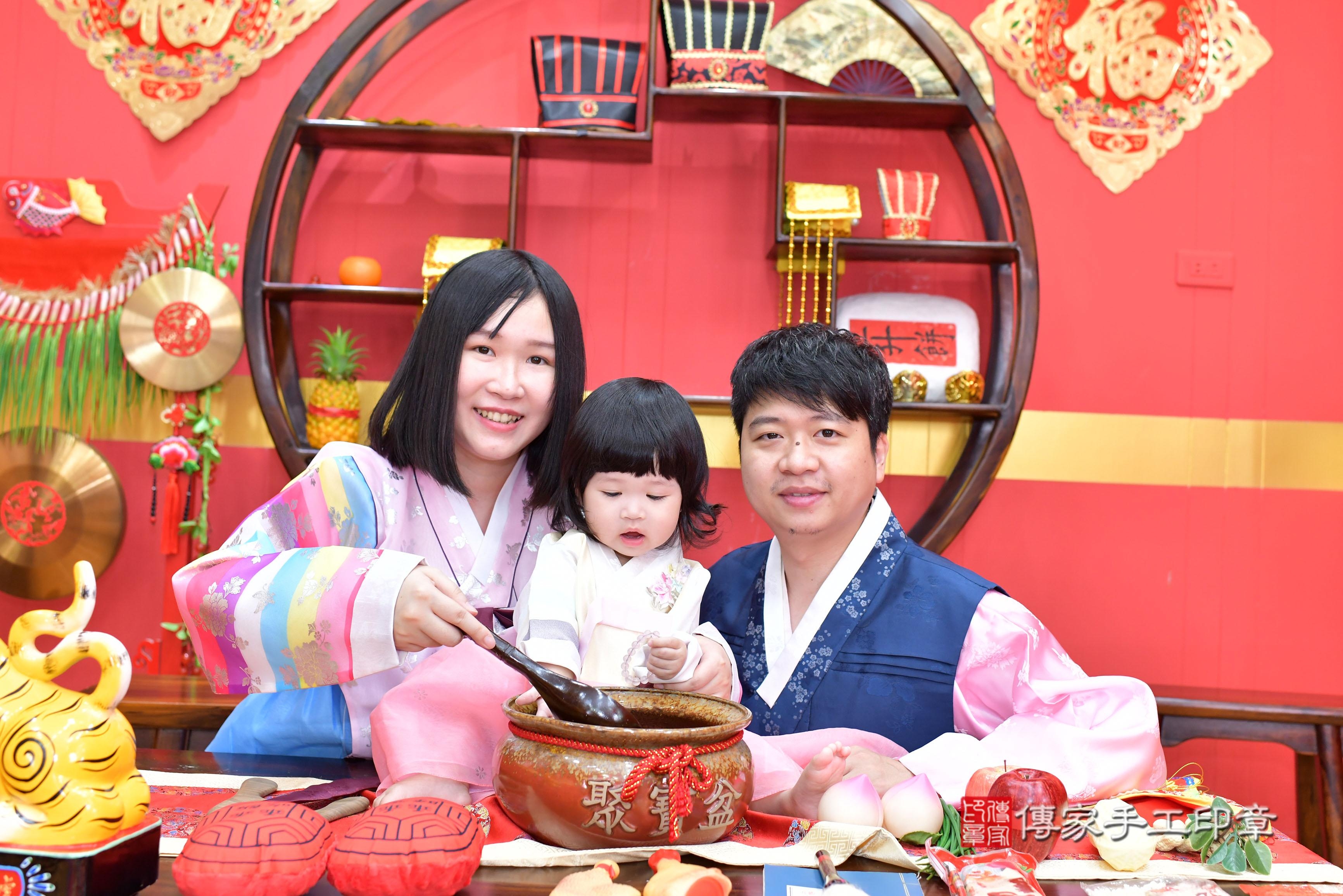 傳家手工印章桃園店、抓周、度脺、美式風會場、傳家嬰兒古禮、吉祥話、抓周道具物品24種、拍照。抓周證書。寶寶抓周、滿周歲、生日快樂、祝福