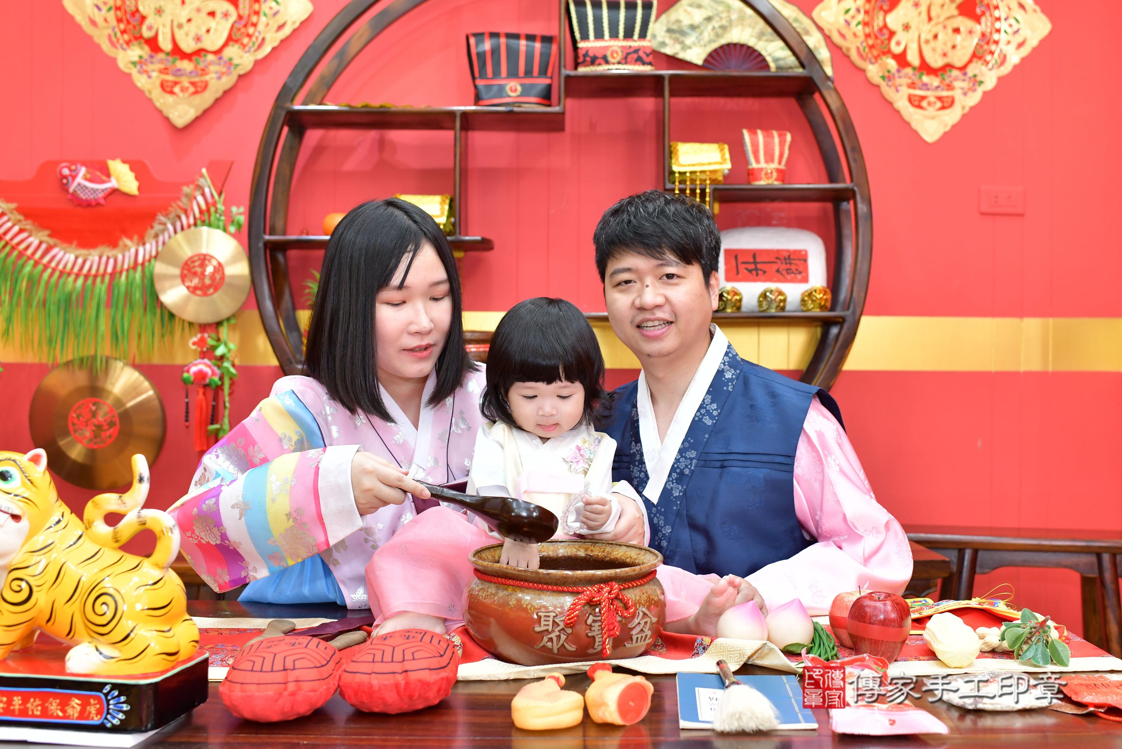 傳家手工印章桃園店、抓周、度脺、美式風會場、傳家嬰兒古禮、吉祥話、抓周道具物品24種、拍照。抓周證書。寶寶抓周、滿周歲、生日快樂、祝福