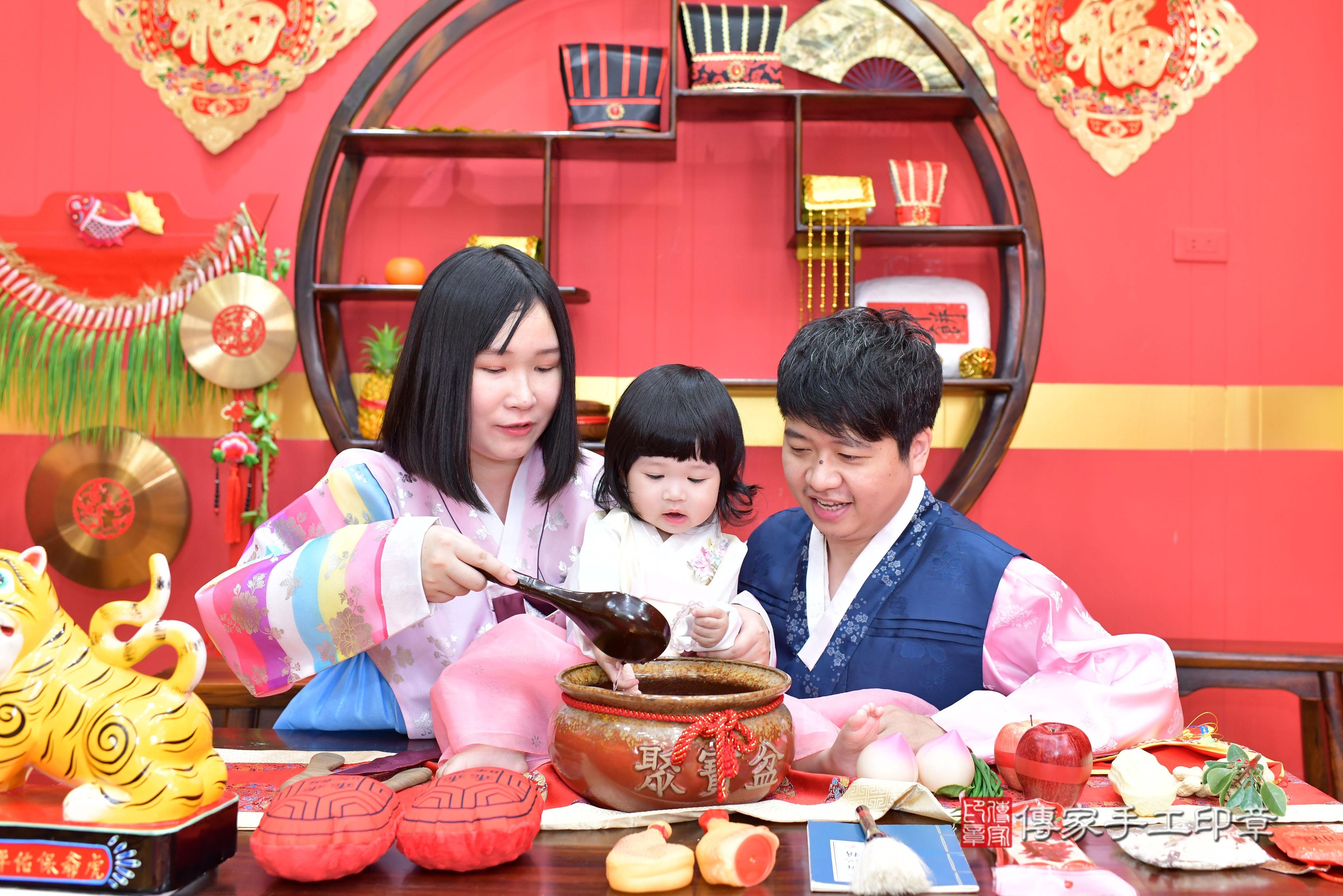 傳家手工印章桃園店、抓周、度脺、美式風會場、傳家嬰兒古禮、吉祥話、抓周道具物品24種、拍照。抓周證書。寶寶抓周、滿周歲、生日快樂、祝福