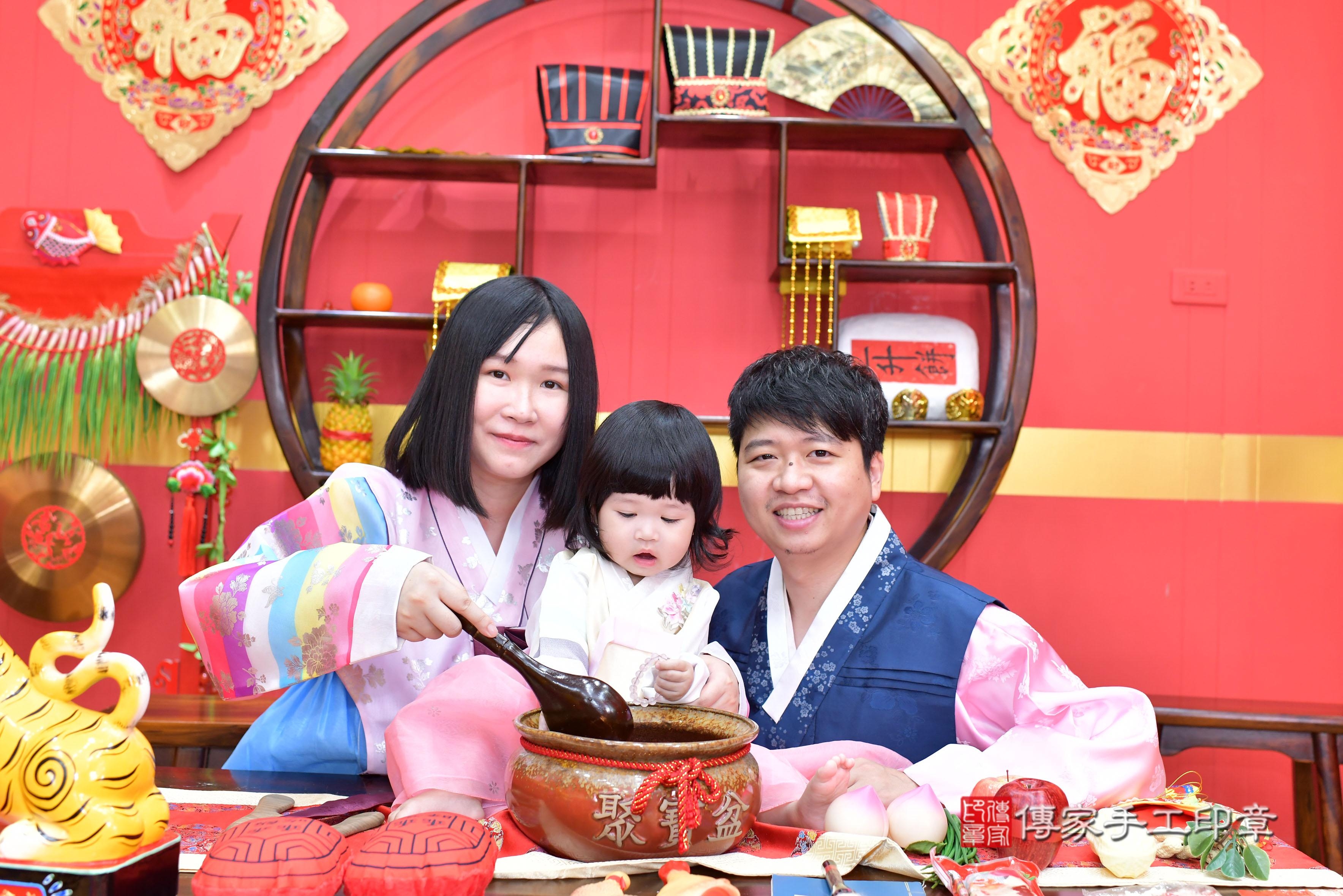傳家手工印章桃園店、抓周、度脺、美式風會場、傳家嬰兒古禮、吉祥話、抓周道具物品24種、拍照。抓周證書。寶寶抓周、滿周歲、生日快樂、祝福