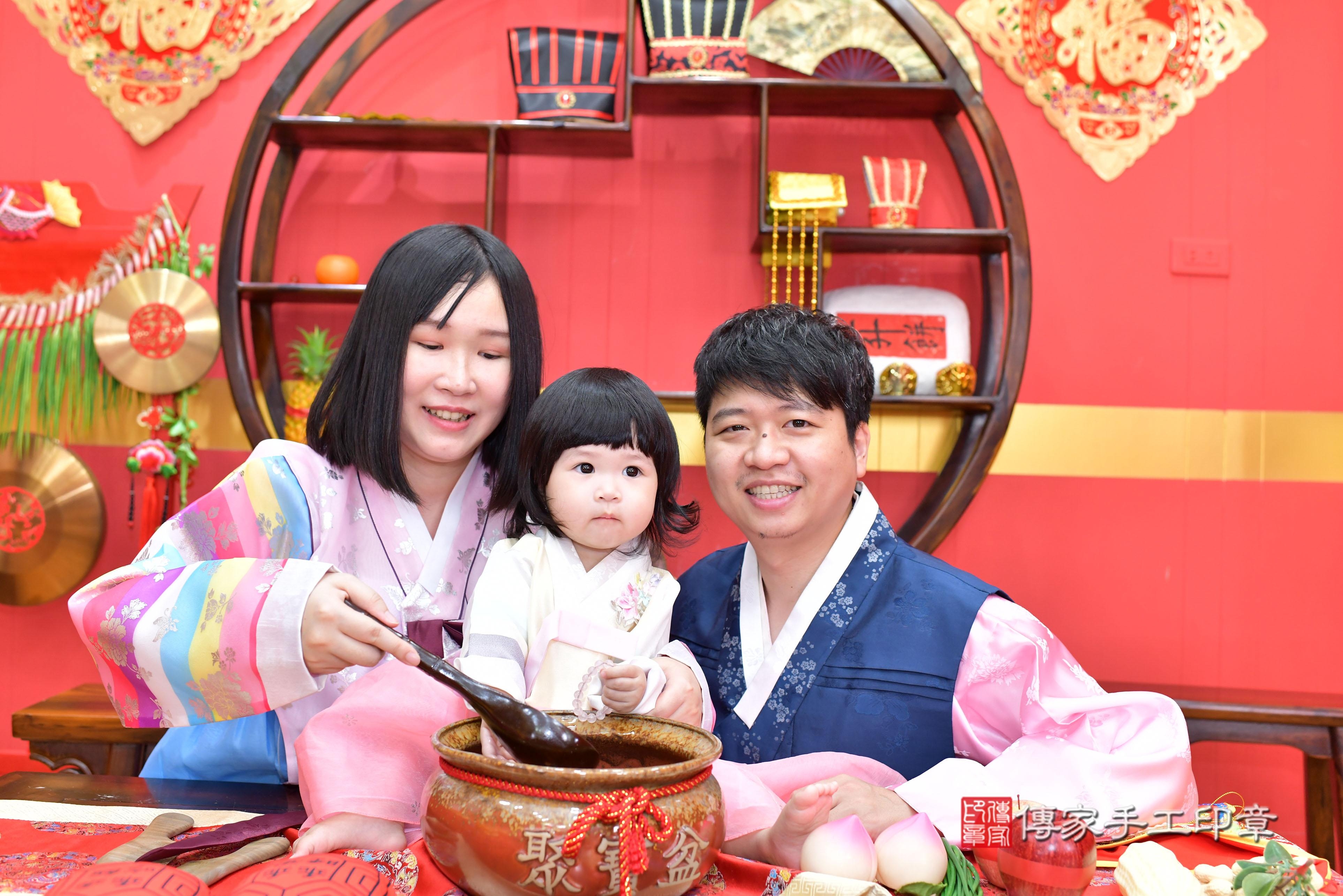 傳家手工印章桃園店、抓周、度脺、美式風會場、傳家嬰兒古禮、吉祥話、抓周道具物品24種、拍照。抓周證書。寶寶抓周、滿周歲、生日快樂、祝福