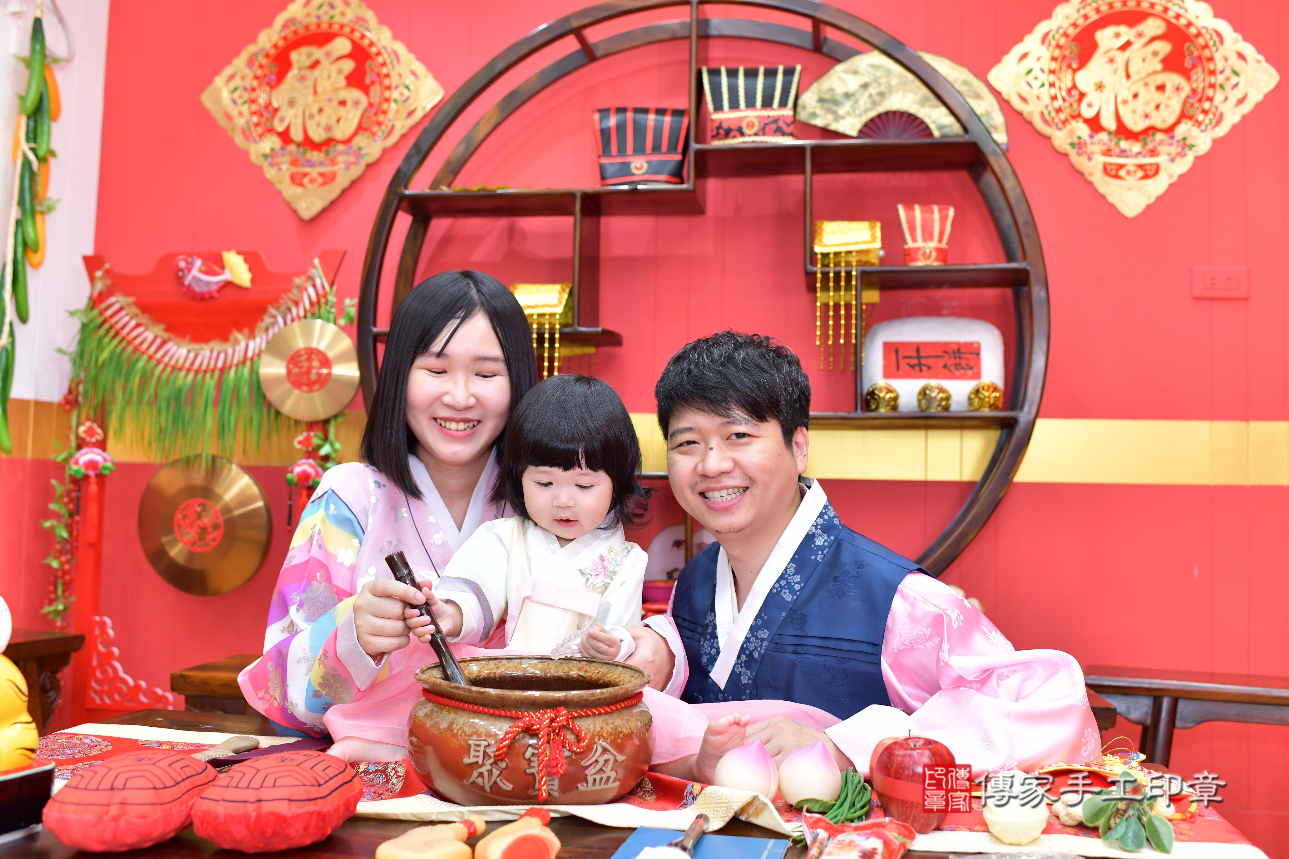傳家手工印章桃園店、抓周、度脺、美式風會場、傳家嬰兒古禮、吉祥話、抓周道具物品24種、拍照。抓周證書。寶寶抓周、滿周歲、生日快樂、祝福