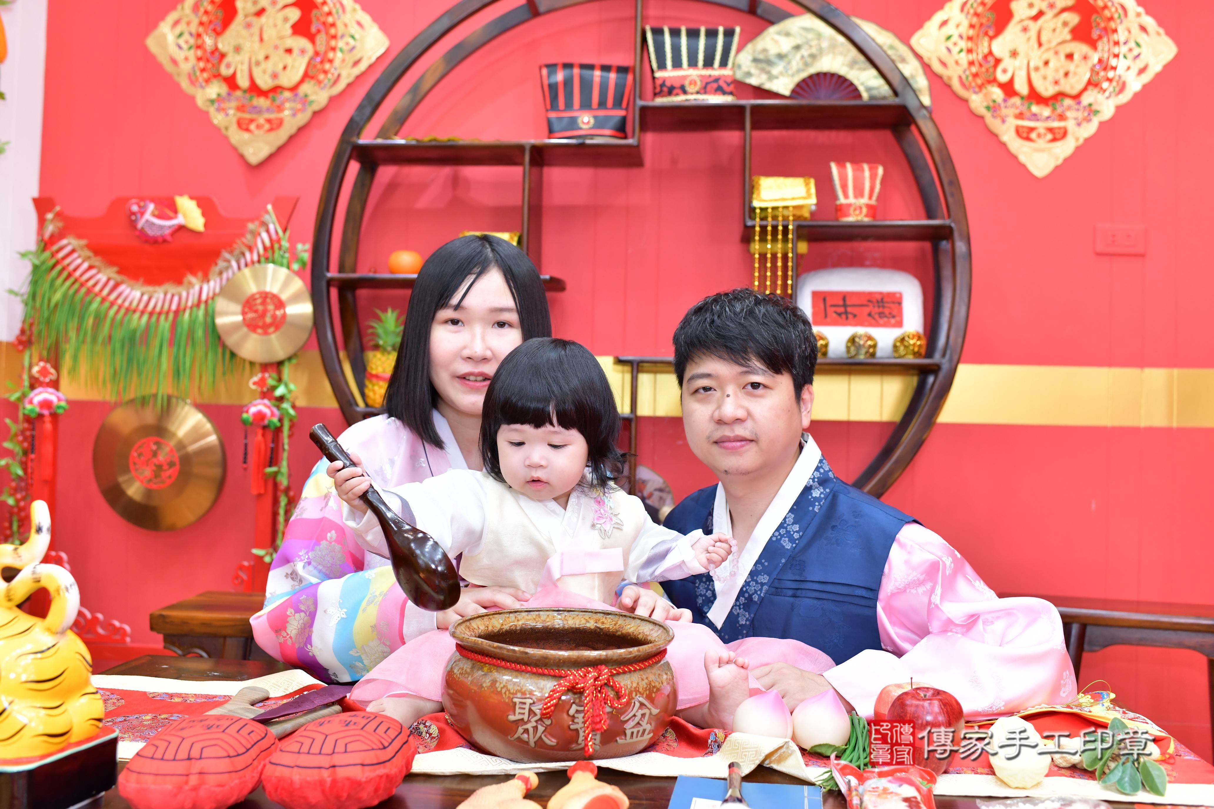 傳家手工印章桃園店、抓周、度脺、美式風會場、傳家嬰兒古禮、吉祥話、抓周道具物品24種、拍照。抓周證書。寶寶抓周、滿周歲、生日快樂、祝福
