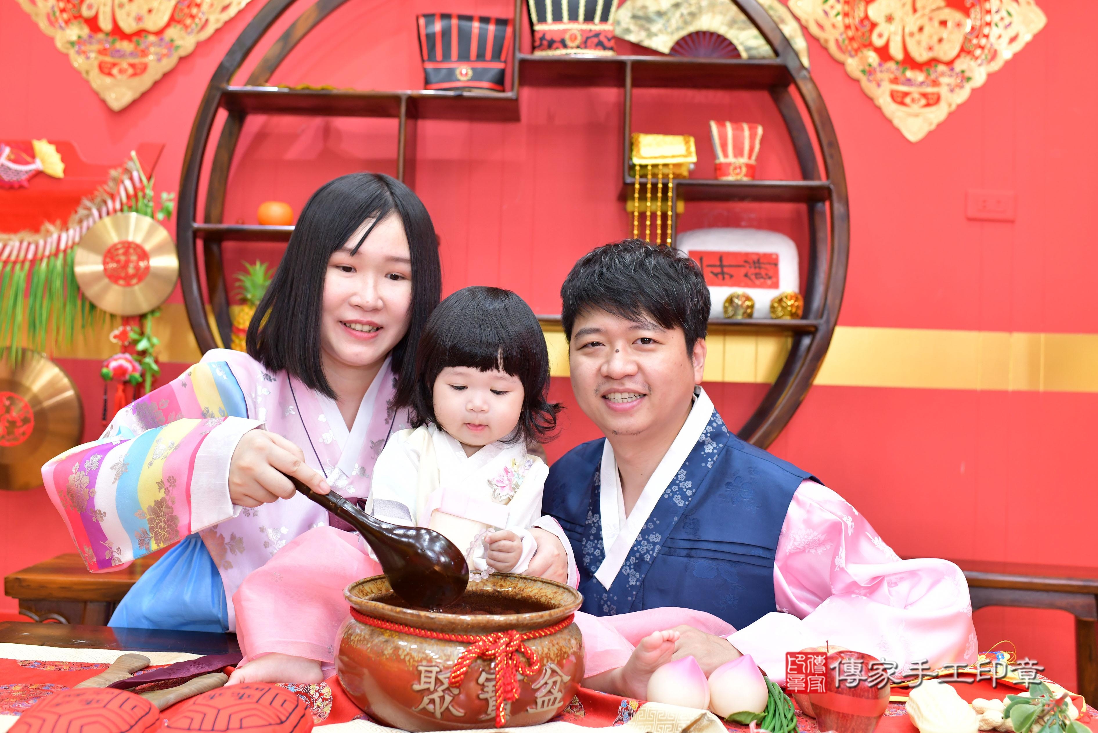 傳家手工印章桃園店、抓周、度脺、美式風會場、傳家嬰兒古禮、吉祥話、抓周道具物品24種、拍照。抓周證書。寶寶抓周、滿周歲、生日快樂、祝福