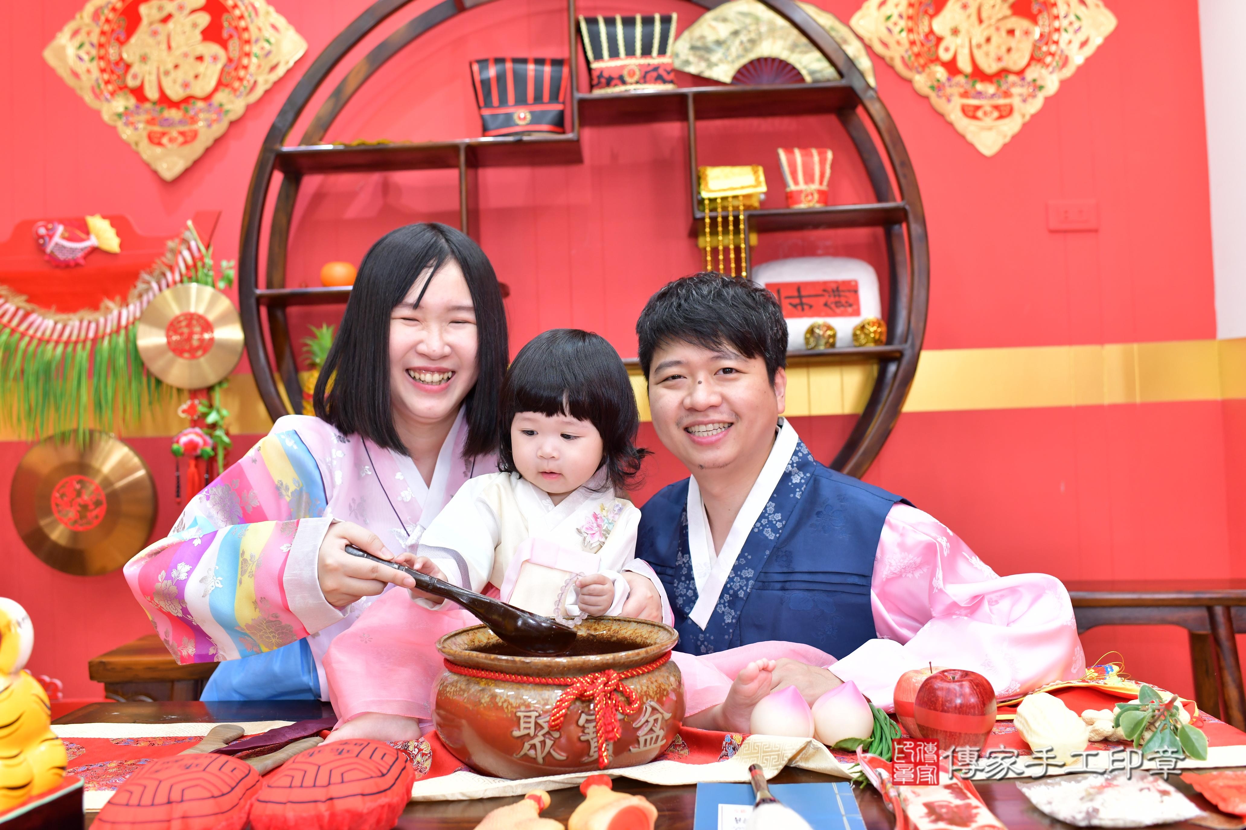 傳家手工印章桃園店、抓周、度脺、美式風會場、傳家嬰兒古禮、吉祥話、抓周道具物品24種、拍照。抓周證書。寶寶抓周、滿周歲、生日快樂、祝福