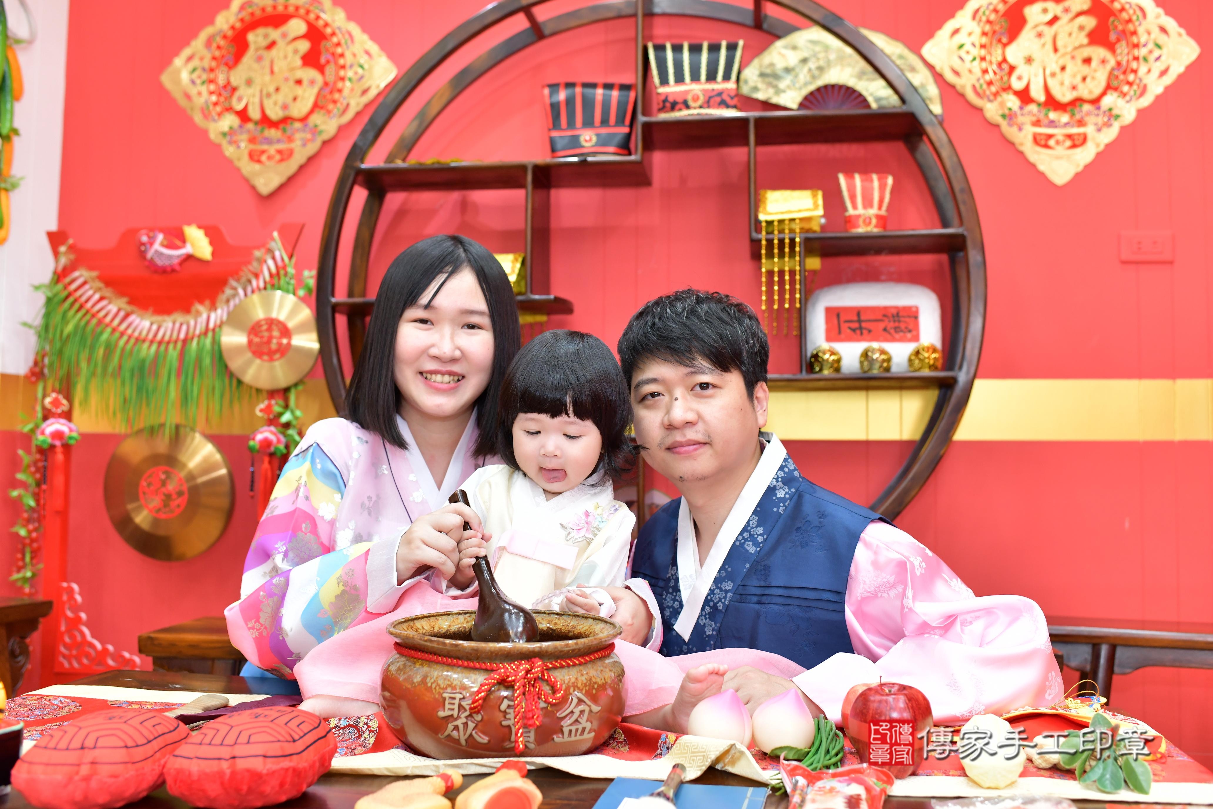 傳家手工印章桃園店、抓周、度脺、美式風會場、傳家嬰兒古禮、吉祥話、抓周道具物品24種、拍照。抓周證書。寶寶抓周、滿周歲、生日快樂、祝福