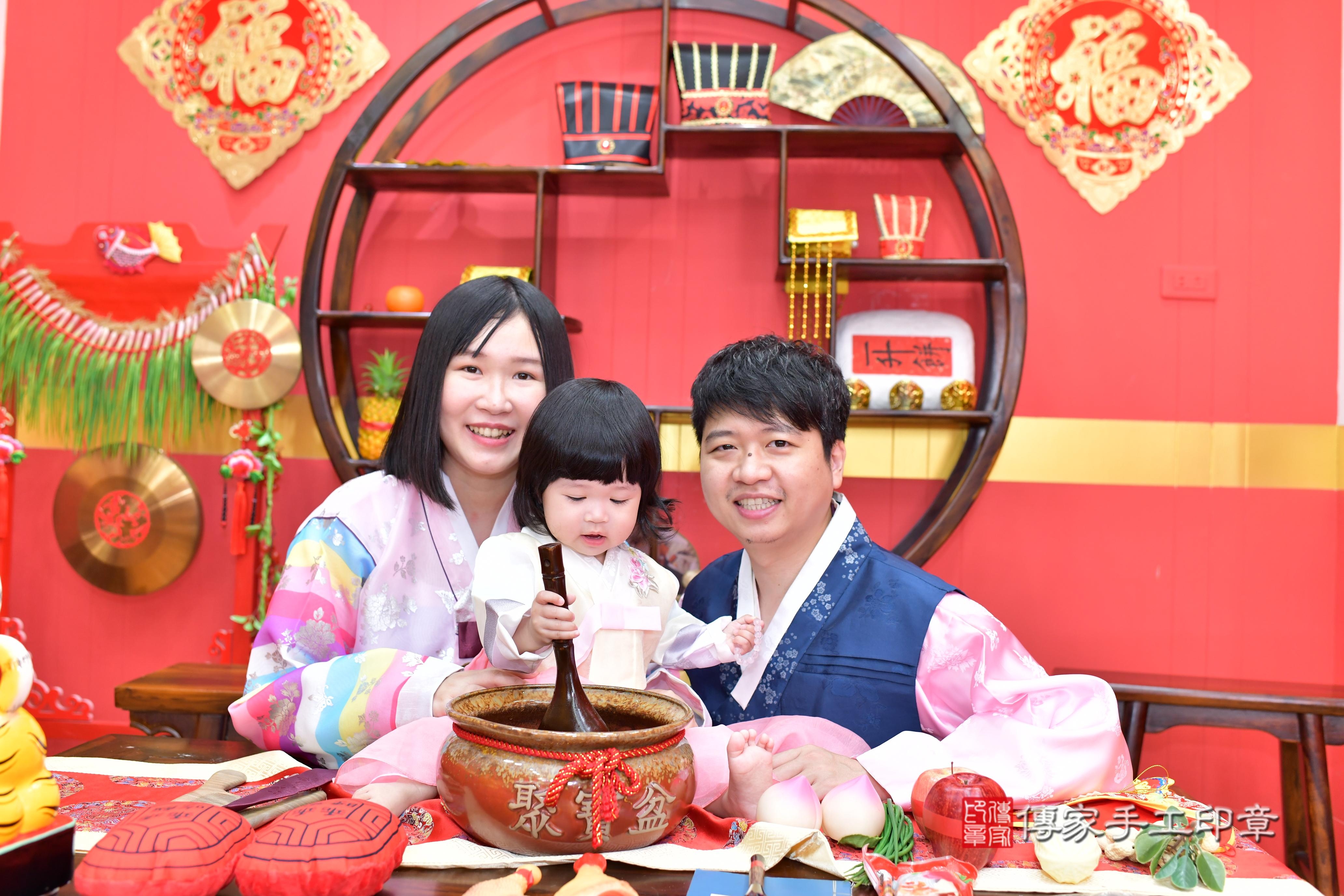 傳家手工印章桃園店、抓周、度脺、美式風會場、傳家嬰兒古禮、吉祥話、抓周道具物品24種、拍照。抓周證書。寶寶抓周、滿周歲、生日快樂、祝福