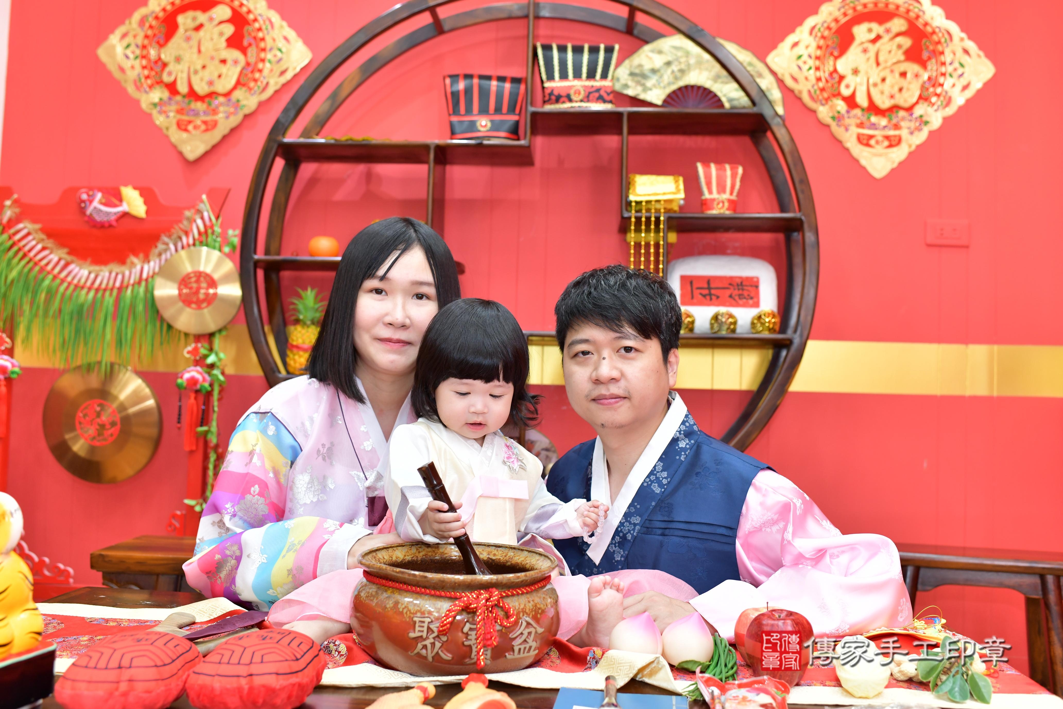 傳家手工印章桃園店、抓周、度脺、美式風會場、傳家嬰兒古禮、吉祥話、抓周道具物品24種、拍照。抓周證書。寶寶抓周、滿周歲、生日快樂、祝福