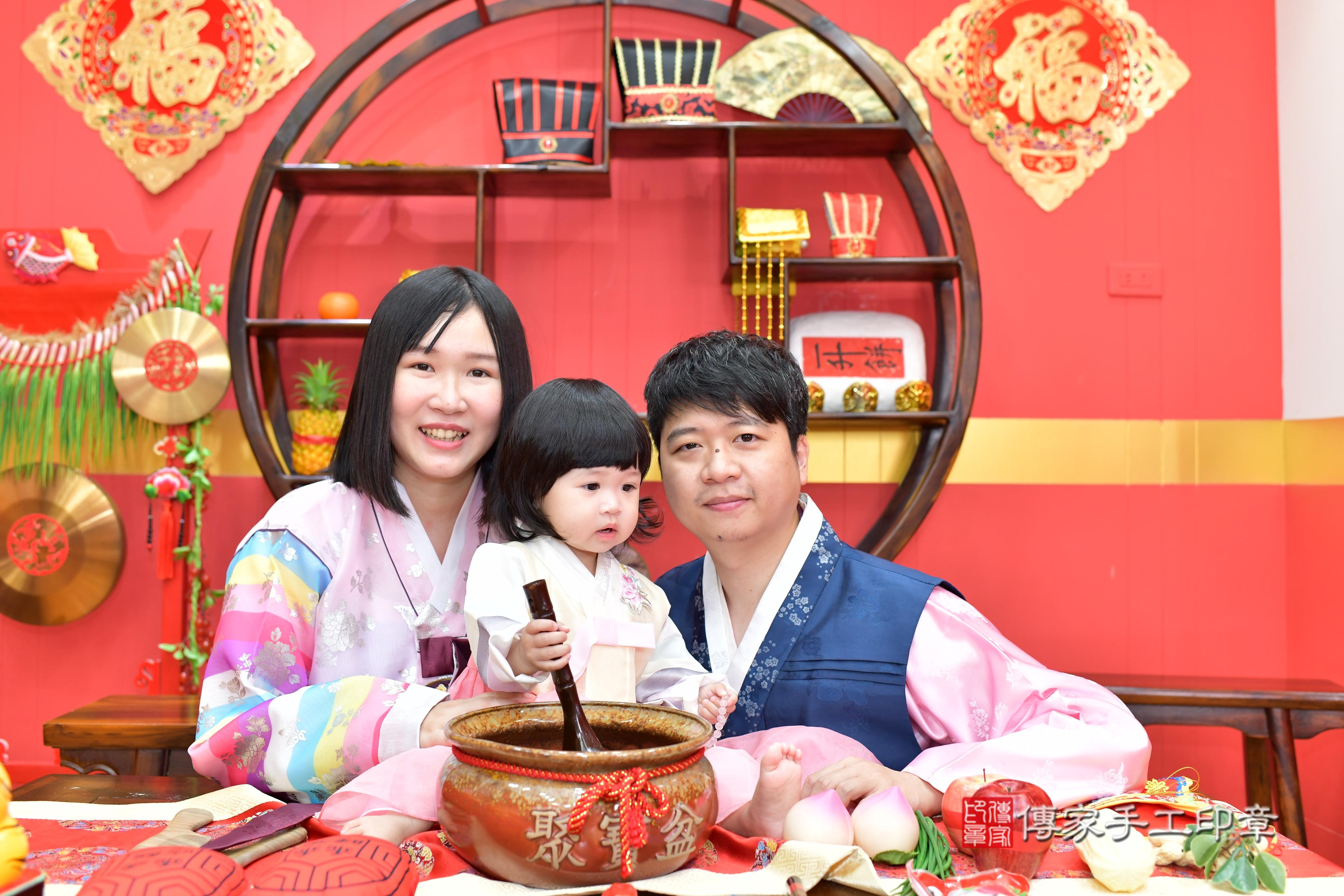 傳家手工印章桃園店、抓周、度脺、美式風會場、傳家嬰兒古禮、吉祥話、抓周道具物品24種、拍照。抓周證書。寶寶抓周、滿周歲、生日快樂、祝福