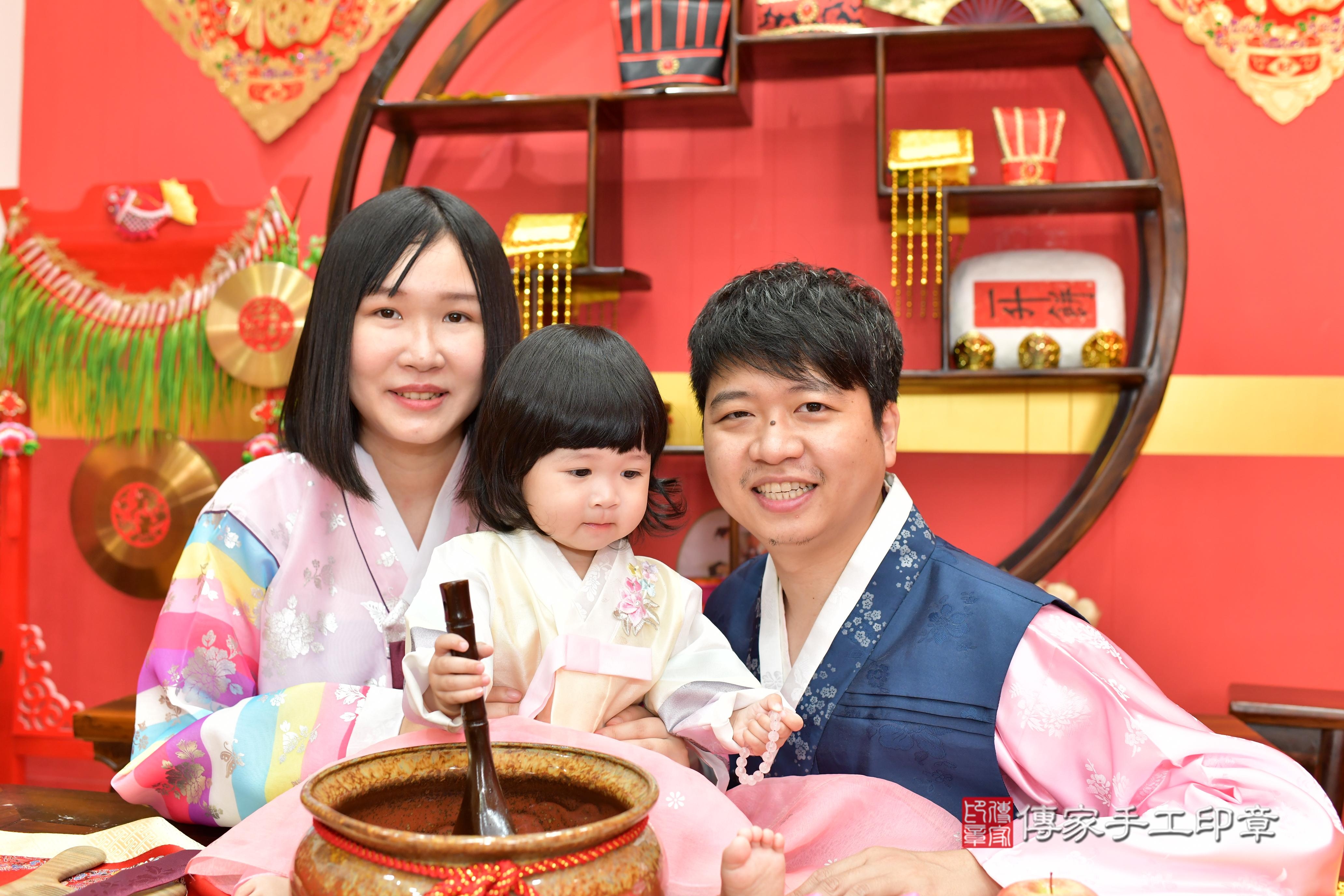 傳家手工印章桃園店、抓周、度脺、美式風會場、傳家嬰兒古禮、吉祥話、抓周道具物品24種、拍照。抓周證書。寶寶抓周、滿周歲、生日快樂、祝福