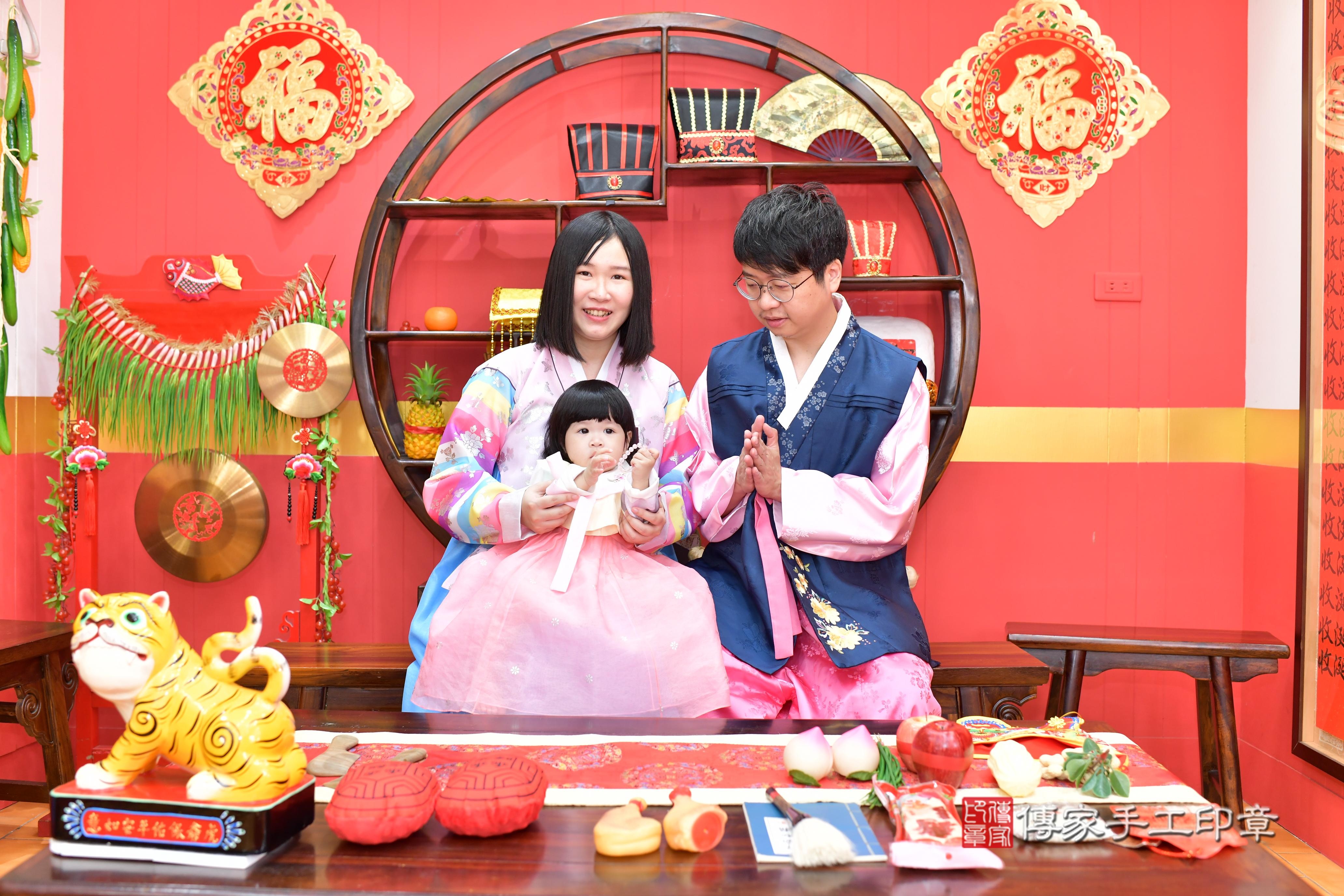 傳家手工印章桃園店、抓周、度脺、美式風會場、傳家嬰兒古禮、吉祥話、抓周道具物品24種、拍照。抓周證書。寶寶抓周、滿周歲、生日快樂、祝福
