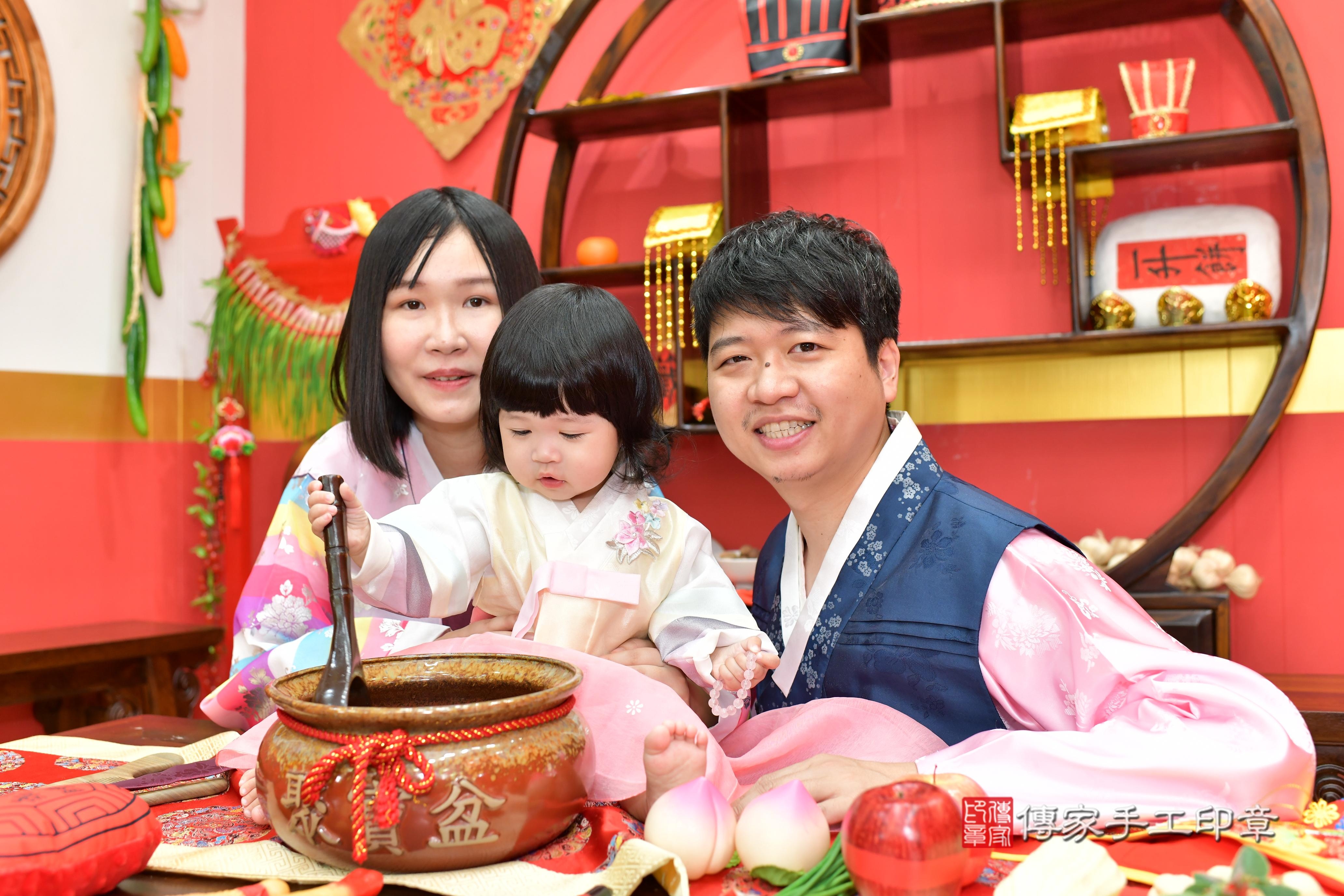傳家手工印章桃園店、抓周、度脺、美式風會場、傳家嬰兒古禮、吉祥話、抓周道具物品24種、拍照。抓周證書。寶寶抓周、滿周歲、生日快樂、祝福
