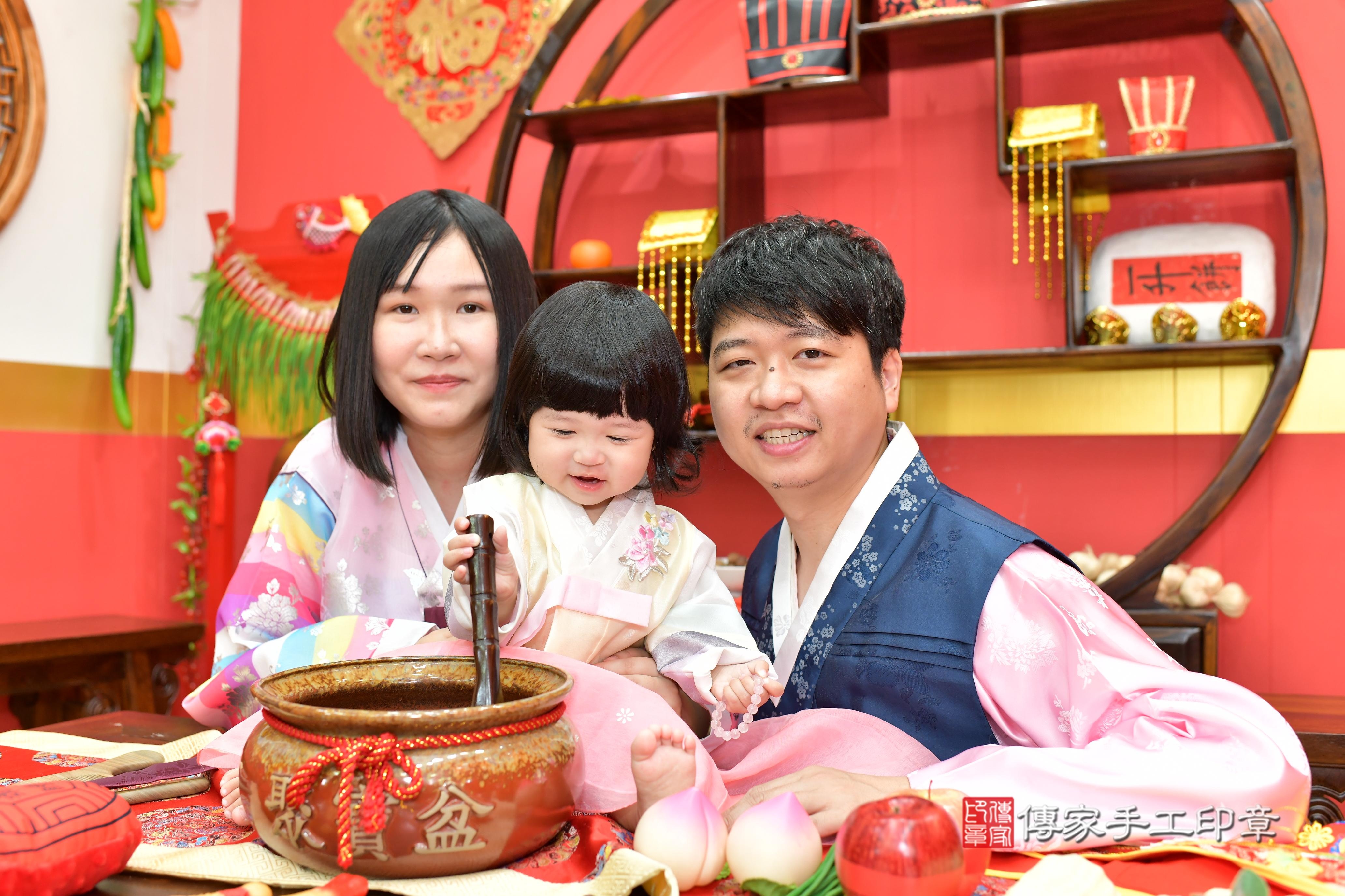 傳家手工印章桃園店、抓周、度脺、美式風會場、傳家嬰兒古禮、吉祥話、抓周道具物品24種、拍照。抓周證書。寶寶抓周、滿周歲、生日快樂、祝福