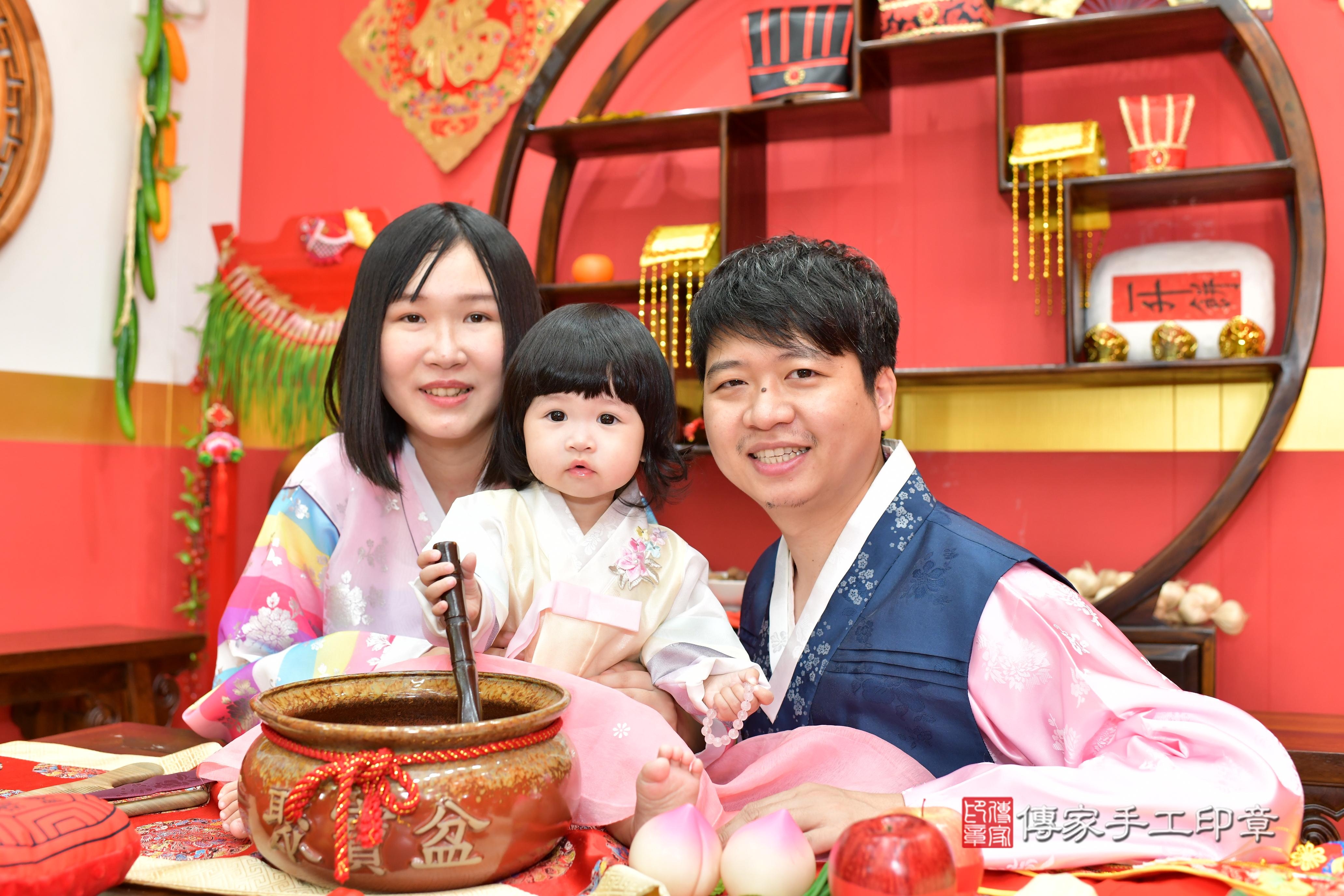 傳家手工印章桃園店、抓周、度脺、美式風會場、傳家嬰兒古禮、吉祥話、抓周道具物品24種、拍照。抓周證書。寶寶抓周、滿周歲、生日快樂、祝福