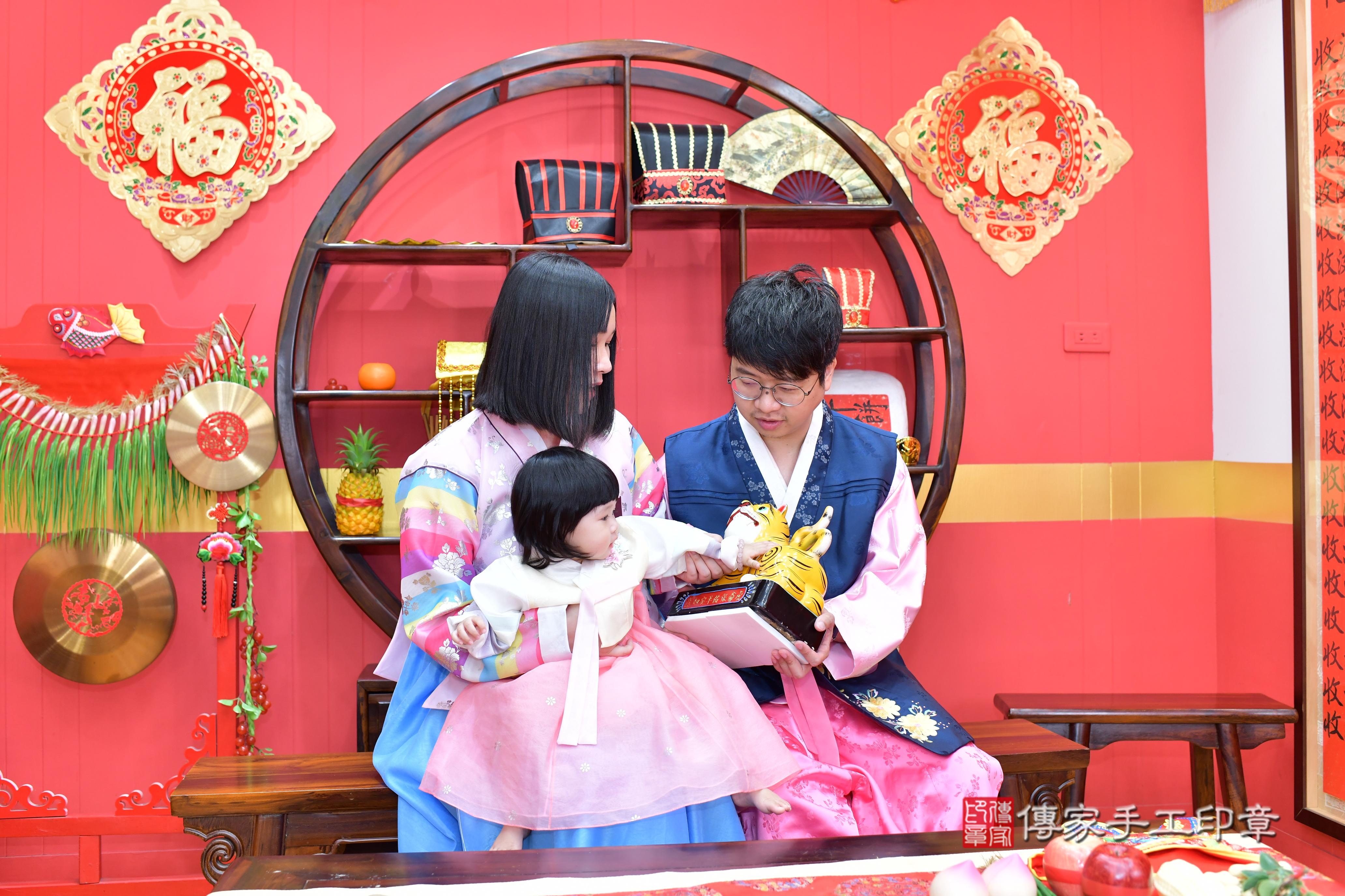 傳家手工印章桃園店、抓周、度脺、美式風會場、傳家嬰兒古禮、吉祥話、抓周道具物品24種、拍照。抓周證書。寶寶抓周、滿周歲、生日快樂、祝福