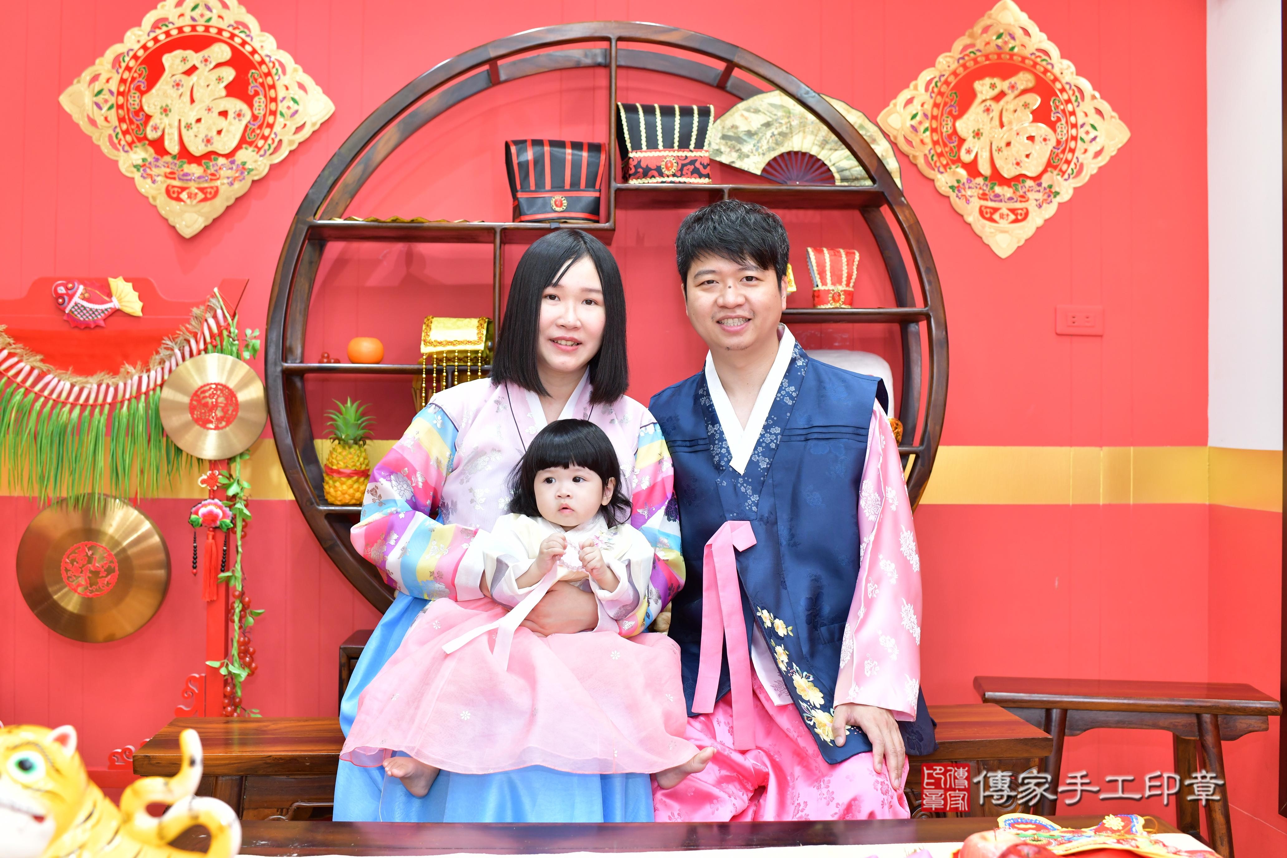 傳家手工印章桃園店、抓周、度脺、美式風會場、傳家嬰兒古禮、吉祥話、抓周道具物品24種、拍照。抓周證書。寶寶抓周、滿周歲、生日快樂、祝福