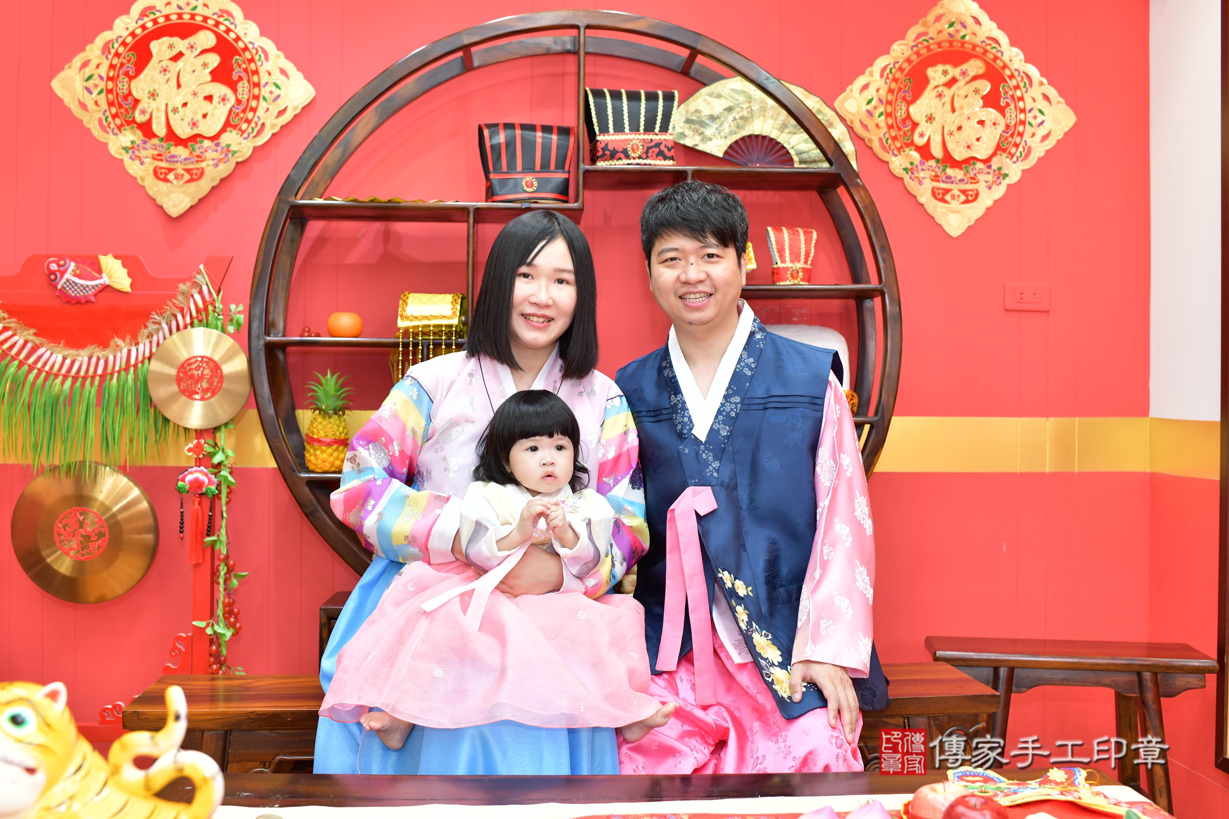 傳家手工印章桃園店、抓周、度脺、美式風會場、傳家嬰兒古禮、吉祥話、抓周道具物品24種、拍照。抓周證書。寶寶抓周、滿周歲、生日快樂、祝福