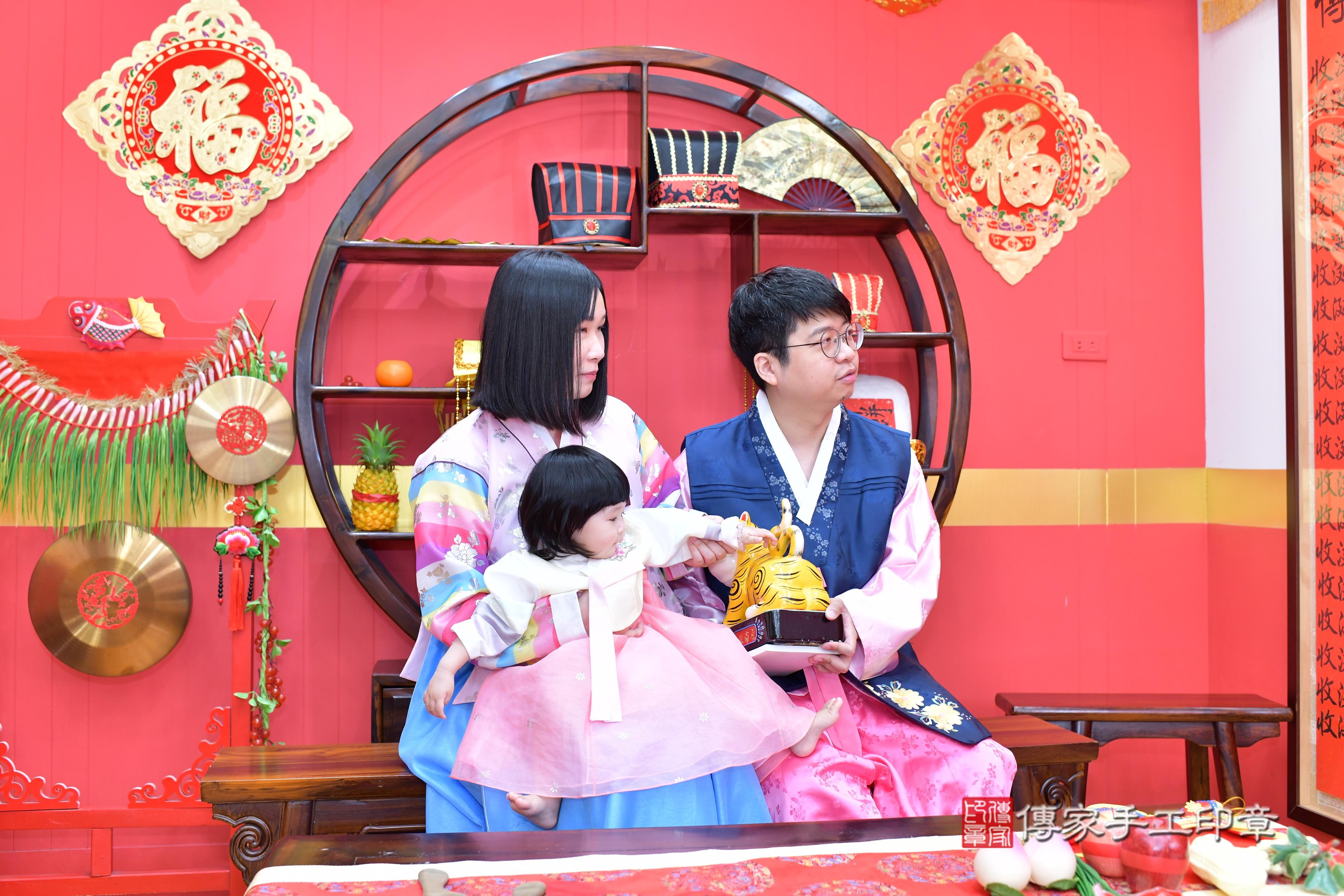 傳家手工印章桃園店、抓周、度脺、美式風會場、傳家嬰兒古禮、吉祥話、抓周道具物品24種、拍照。抓周證書。寶寶抓周、滿周歲、生日快樂、祝福
