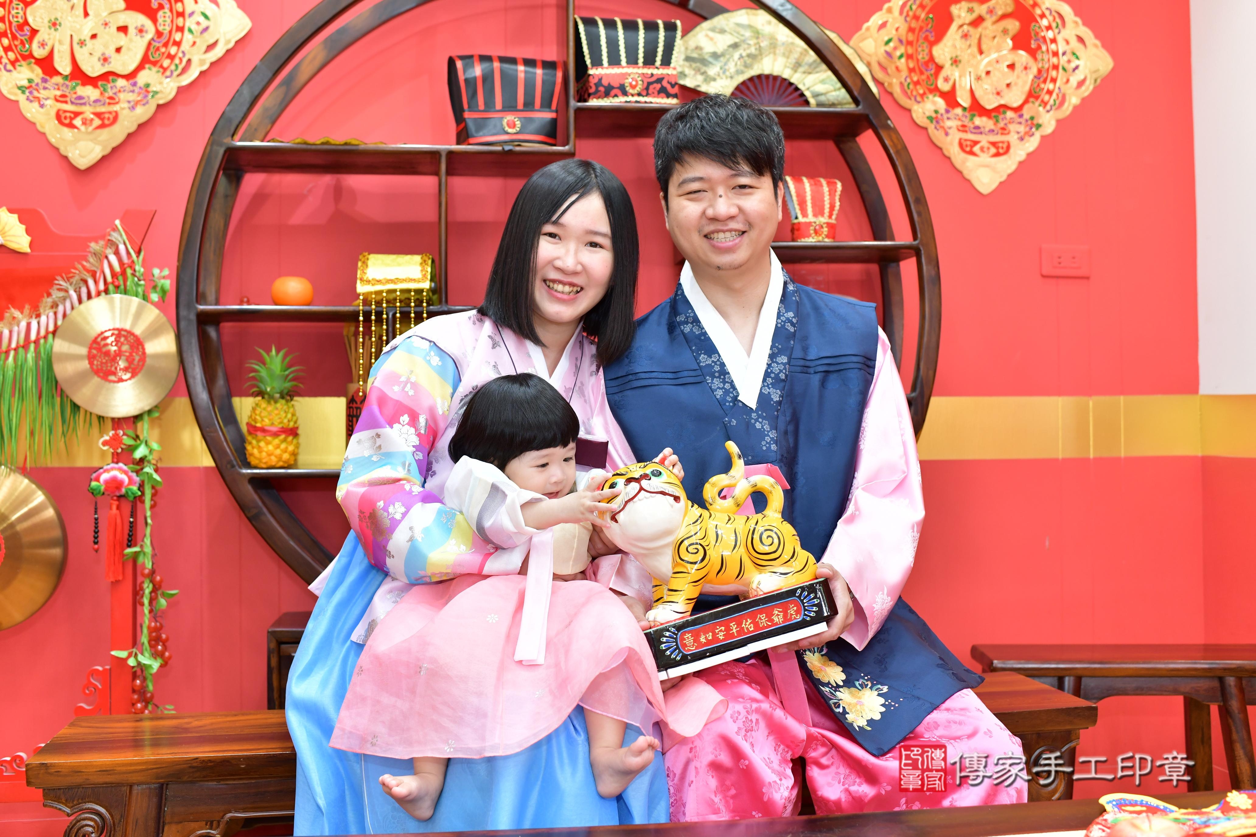 傳家手工印章桃園店、抓周、度脺、美式風會場、傳家嬰兒古禮、吉祥話、抓周道具物品24種、拍照。抓周證書。寶寶抓周、滿周歲、生日快樂、祝福