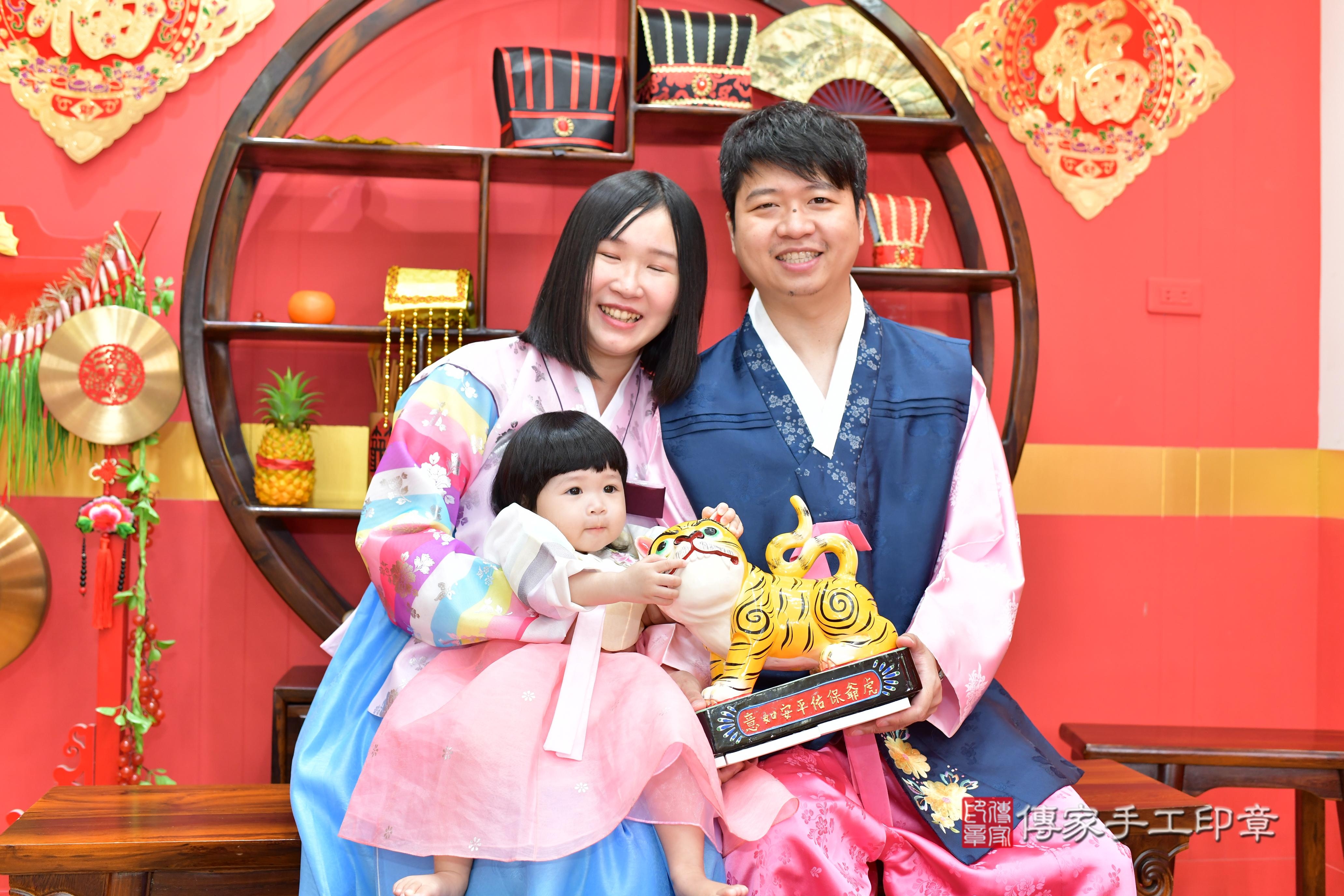 傳家手工印章桃園店、抓周、度脺、美式風會場、傳家嬰兒古禮、吉祥話、抓周道具物品24種、拍照。抓周證書。寶寶抓周、滿周歲、生日快樂、祝福