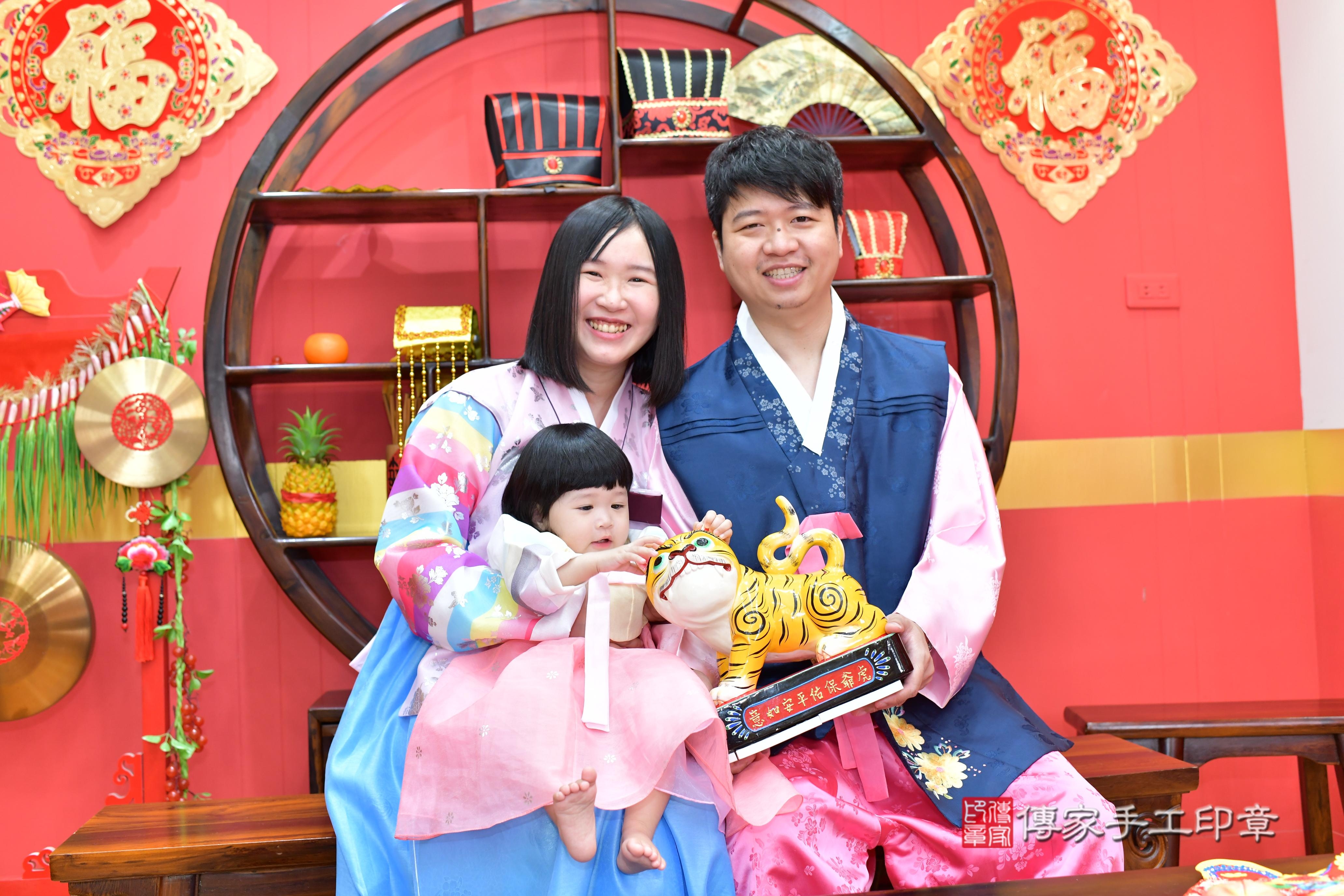 傳家手工印章桃園店、抓周、度脺、美式風會場、傳家嬰兒古禮、吉祥話、抓周道具物品24種、拍照。抓周證書。寶寶抓周、滿周歲、生日快樂、祝福