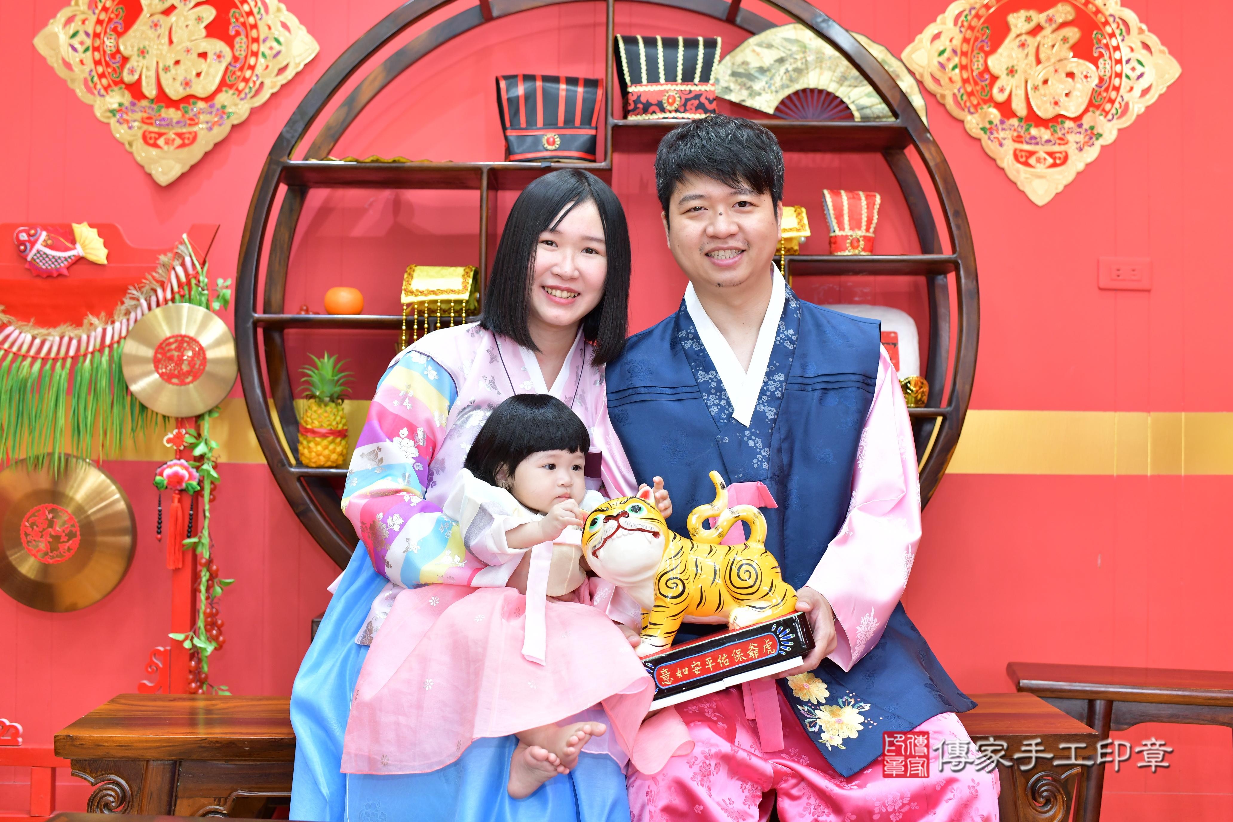 傳家手工印章桃園店、抓周、度脺、美式風會場、傳家嬰兒古禮、吉祥話、抓周道具物品24種、拍照。抓周證書。寶寶抓周、滿周歲、生日快樂、祝福
