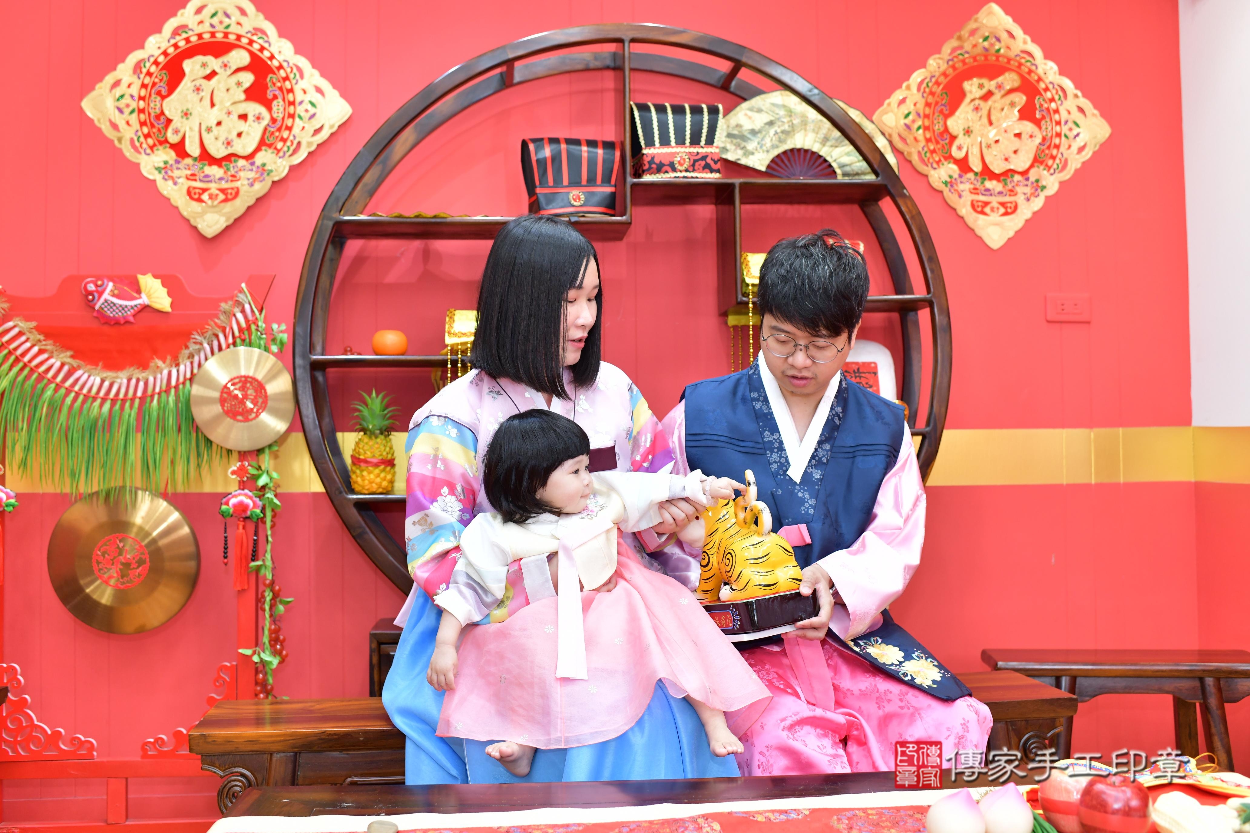 傳家手工印章桃園店、抓周、度脺、美式風會場、傳家嬰兒古禮、吉祥話、抓周道具物品24種、拍照。抓周證書。寶寶抓周、滿周歲、生日快樂、祝福