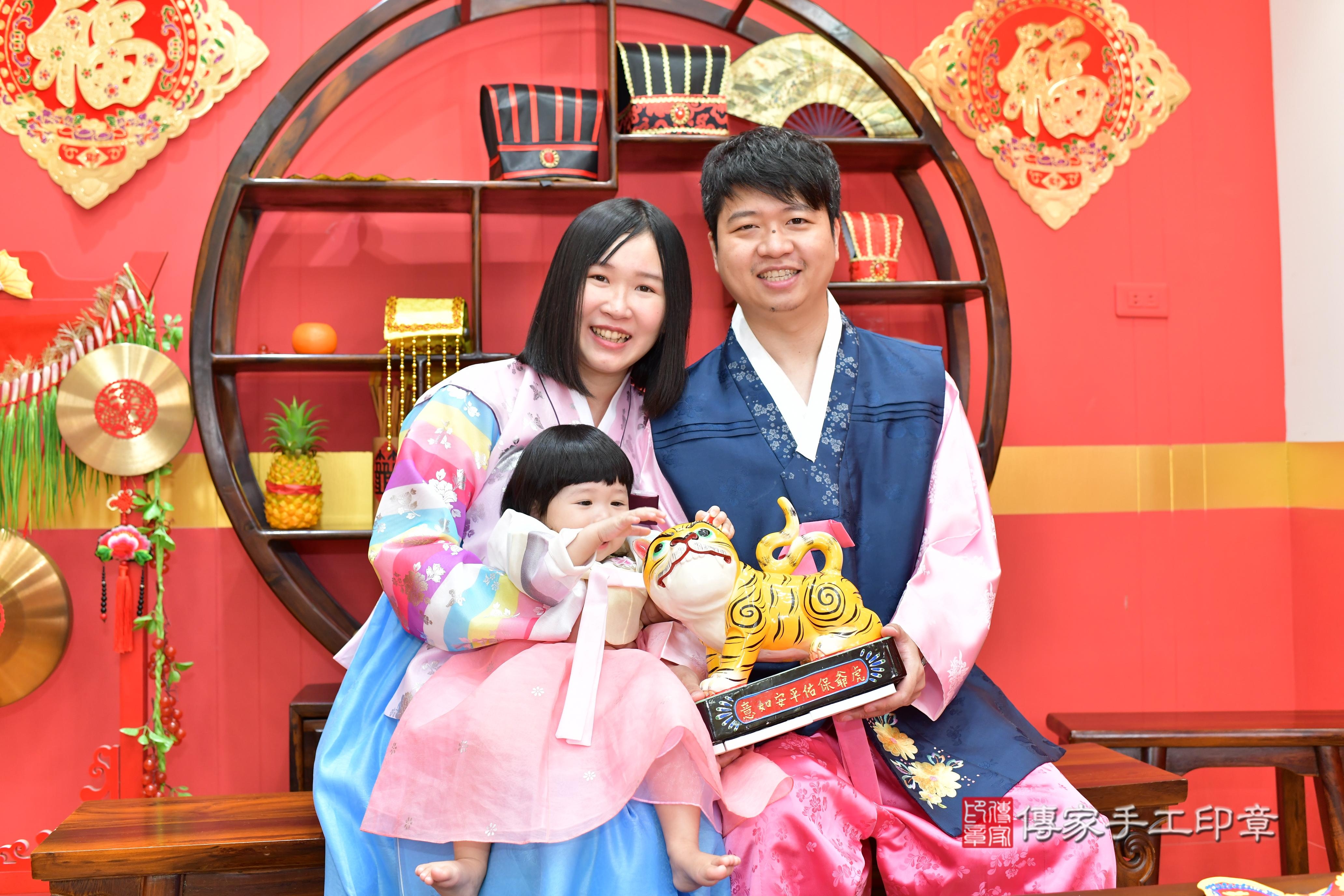 傳家手工印章桃園店、抓周、度脺、美式風會場、傳家嬰兒古禮、吉祥話、抓周道具物品24種、拍照。抓周證書。寶寶抓周、滿周歲、生日快樂、祝福