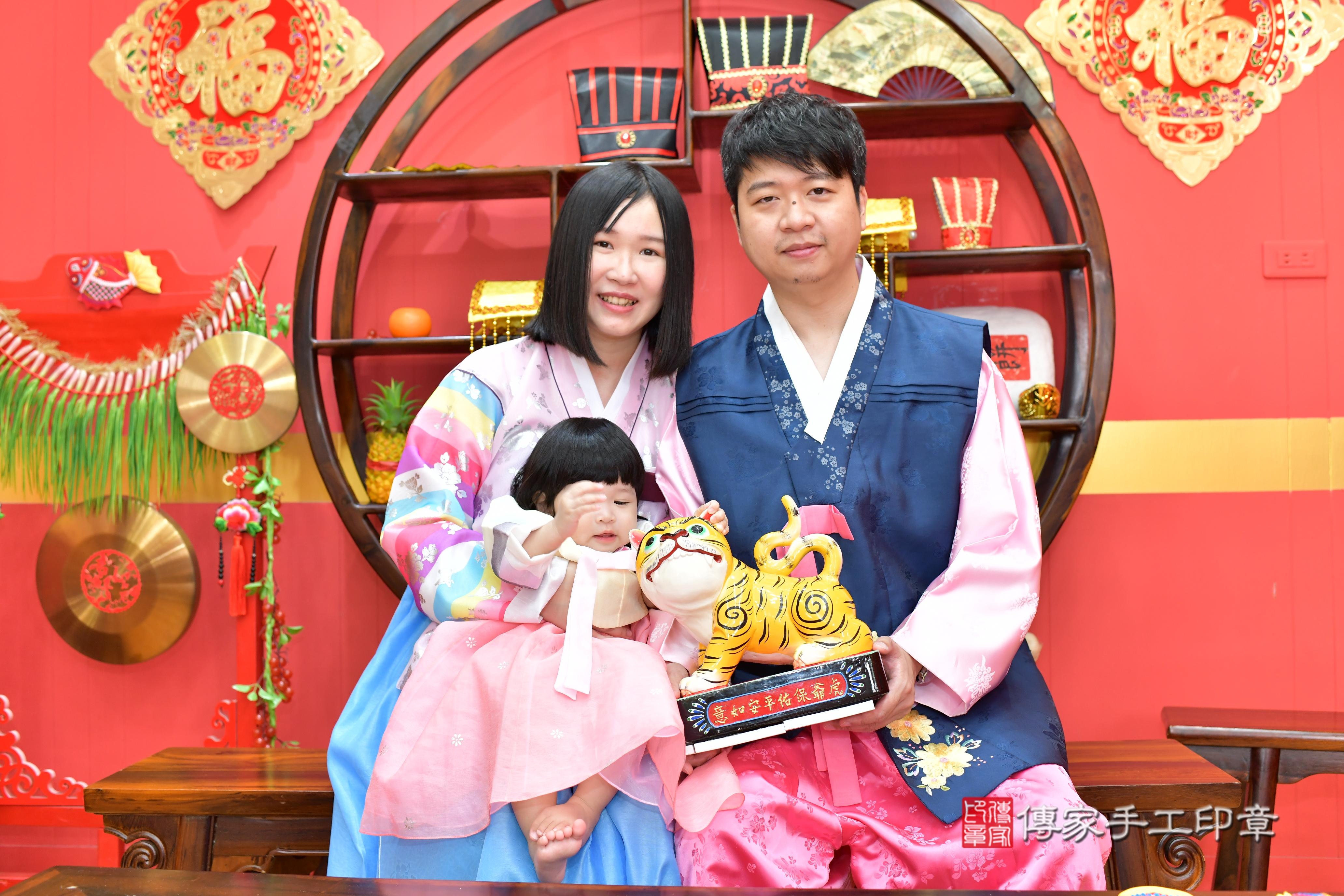 傳家手工印章桃園店、抓周、度脺、美式風會場、傳家嬰兒古禮、吉祥話、抓周道具物品24種、拍照。抓周證書。寶寶抓周、滿周歲、生日快樂、祝福
