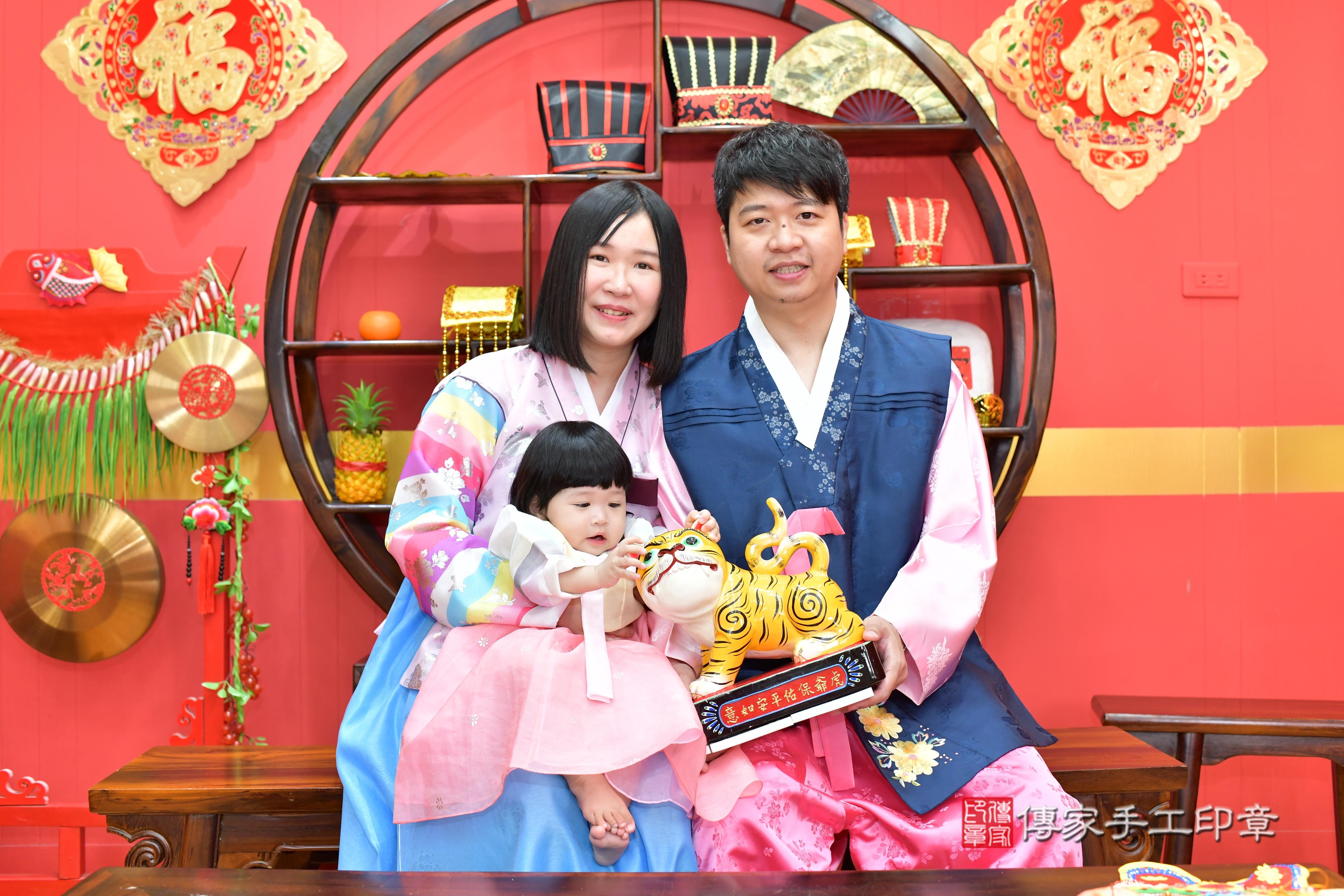 傳家手工印章桃園店、抓周、度脺、美式風會場、傳家嬰兒古禮、吉祥話、抓周道具物品24種、拍照。抓周證書。寶寶抓周、滿周歲、生日快樂、祝福