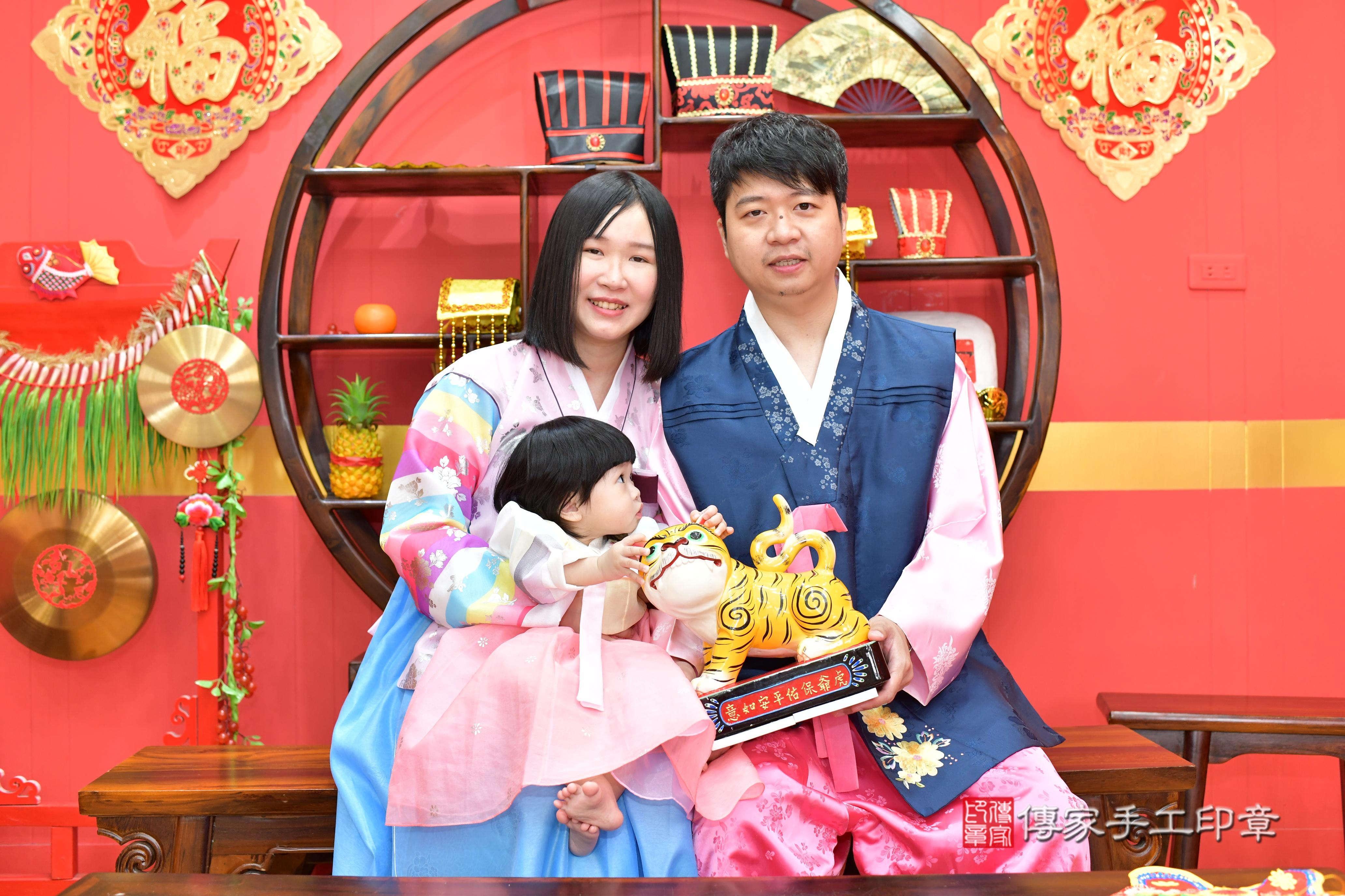 傳家手工印章桃園店、抓周、度脺、美式風會場、傳家嬰兒古禮、吉祥話、抓周道具物品24種、拍照。抓周證書。寶寶抓周、滿周歲、生日快樂、祝福