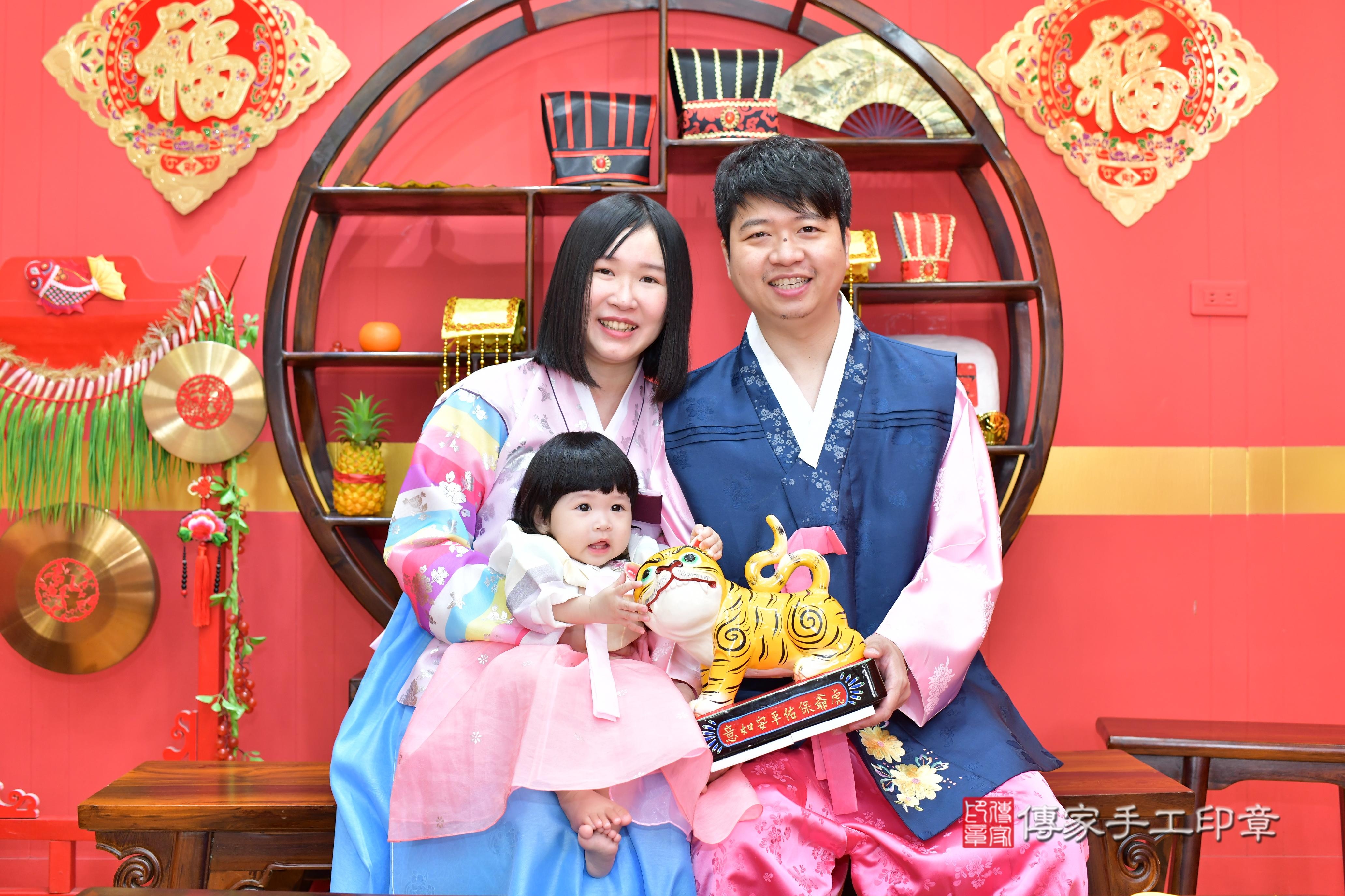 傳家手工印章桃園店、抓周、度脺、美式風會場、傳家嬰兒古禮、吉祥話、抓周道具物品24種、拍照。抓周證書。寶寶抓周、滿周歲、生日快樂、祝福