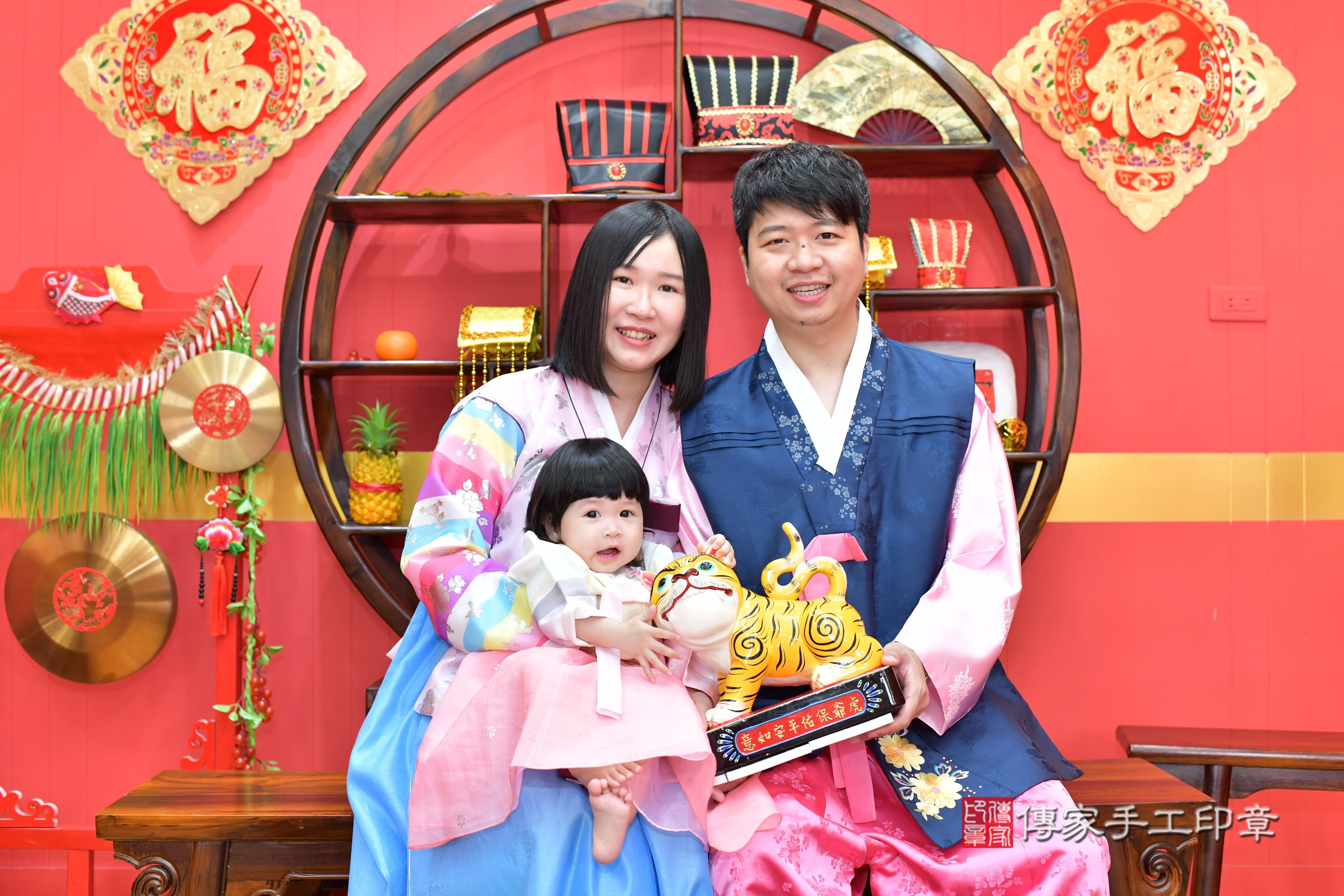 傳家手工印章桃園店、抓周、度脺、美式風會場、傳家嬰兒古禮、吉祥話、抓周道具物品24種、拍照。抓周證書。寶寶抓周、滿周歲、生日快樂、祝福